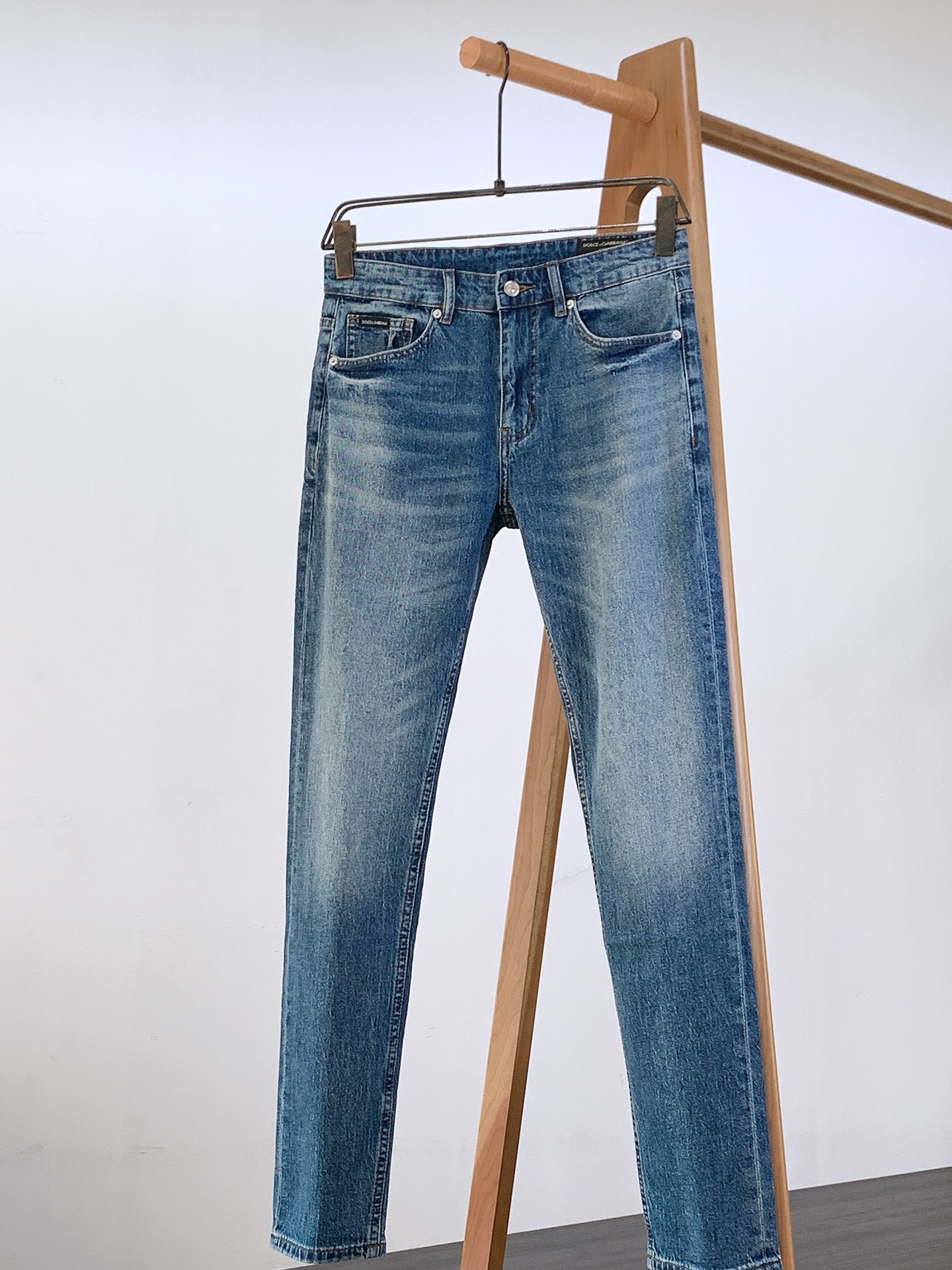 NO:132151,DOLCE&GABBANA 2025SS Early Spring New Product A pair of jeans with a DG home aesthetic tone, dominated by fabric and quality, continuing the essence of normal design, label elements are perfectly embedded, and customer-supplied denim fabric is selected to create a twill texture with a clear three-dimensional surface of the fabric, which is quite high-end and standardized, and customer-supplied customized hardware and accessories. You can easily get the high-end style of a big brand, and the details are quite in place!  Easily create a handsome street dress template, an indispensable matching tool in men's wardrobe!  ……………………………………………………………………………… Size29-38, Dolce & Gabbana, Dolce & Gabbana, Gucci, Jeans, Alexander wang19860909DOLCE&GABBANA 杜嘉班纳 2025SS早春新品 极具DG家美学基调的一款牛仔裤,以面料和品质为主导,延续了常态化的设计精髓,标签化元素完美嵌入,甄选客供丹宁牛仔面料打造而成,面料表面清晰立体的斜纹肌理,相当的高级有规格感,客供定制五金辅料.轻松就能Get到大牌的高奢格调,细节感相当到位！轻松打造街头帅气着装范本,男士衣橱里不可缺少的搭配神器！ ……………………………………………… Size29-38,,Dolce&Gabbana,Dolce&Gabbana,Dolce&Gabbana,gucci,jeans,alexander wang,Men's clothing