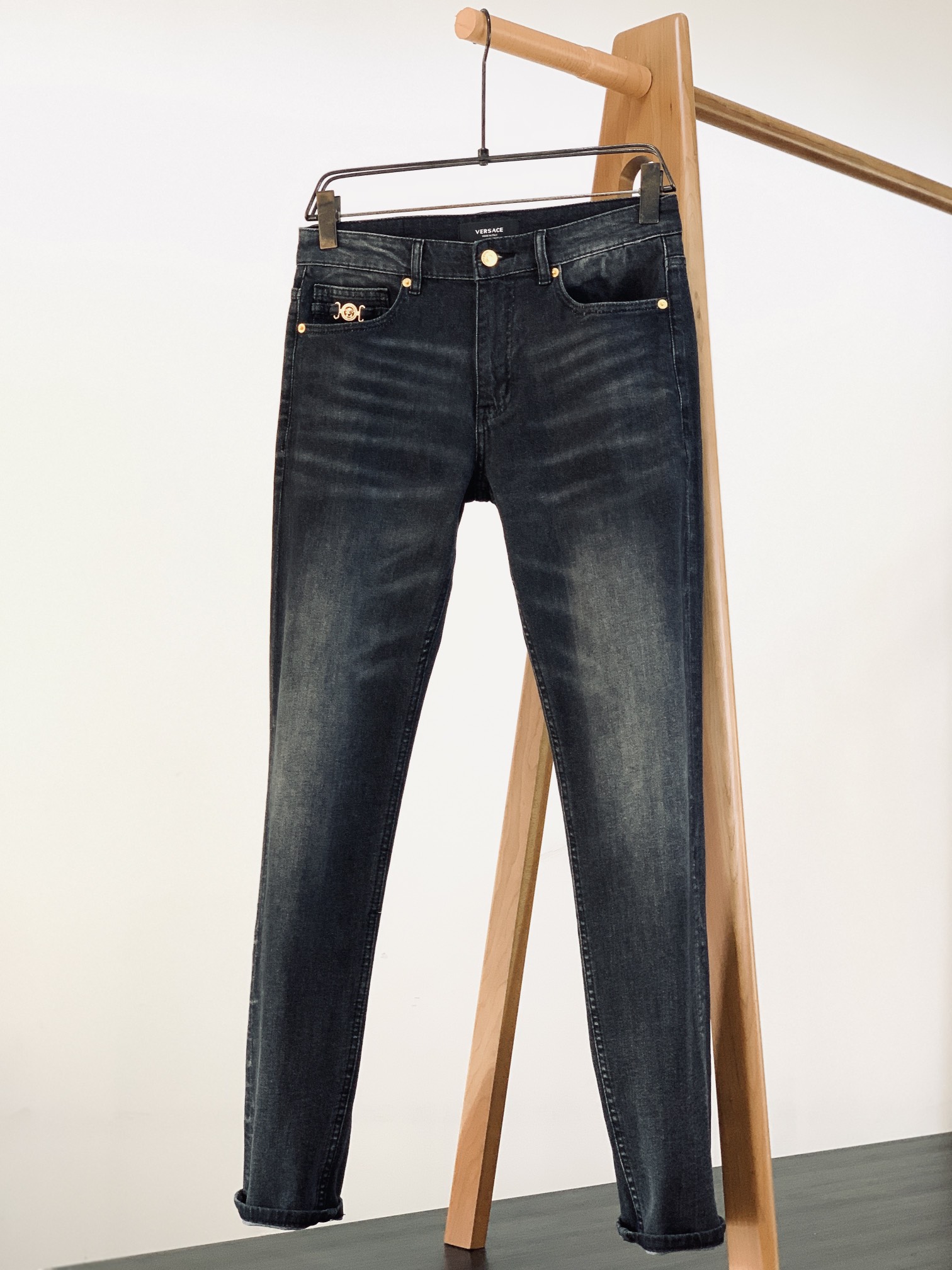 NO:132153,Versace 2025SS spring and summer new product, fashionable and casual jeans, custom fabrics are softer and more comfortable than ordinary denim fabrics!  Super heavy industrial washing process Double craft washing whole pants, comfortable feel, delicateness and breathable effect are top-notch. Customer-supplied hardware and decorative accessories, super positive style, fashionable and stylish upper body …………………………………………………………………………………………………………………………………………………………………………………………………………………………………………………………………………………………………………………………………………………………………………………………………………………………………………………………………………………………………………………………………………………………………………………………………………………………………………………………………………………………………………………………………………………………………………………………………………………………………………………………………………………………………………………………………………………………………………………………………………………………………………………………………………………………………………………………………………………………………………………………………………………………………………………………………………19860909Versace 范思哲 2025SS春夏新品 时尚休闲牛仔裤,定制面料和一般牛仔布料比起来,更加柔软舒适！超重工洗水工艺 双工艺洗水 整条裤子,手感舒适,细腻程度与透气效果堪称顶级.客供五金装饰辅料,版型超正,上身时尚有型 ……………………………………………… Size29-38,,versace,versace,jeans,alexander wang,Men's clothing