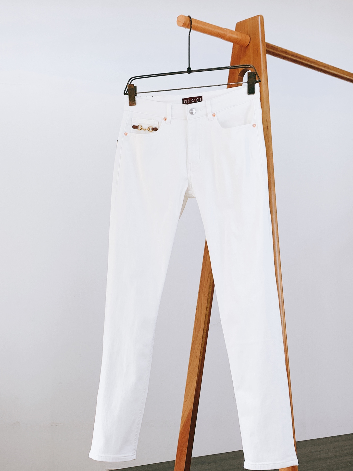 NO:132155,Gucci 2025SS spring and summer new product, high-end fashion sense, casual washing jeans. The fabric is very special, ultra-fine imitation cotton yarn blend, super soft and comfortable. It has a casual, casual feeling, and also a relaxed and fashionable feeling. The cloth is refreshing, slightly stretchy, super soft and long-lasting, the whole pants are all traditional hand-wiping technology, natural stone grinding and light fermentation. The style belongs to the combination of small straight feet, and the details are exquisite. ………………………………………………………………………………………………………………………………………………………………………………………………………………………………………………………………………………………………………………………………………………………………………………………………………………………………………………………………………………………………………………………………………………………………………………………………………………………………………………………………………………………………………………………………………………………………………………………………………………………………………………………………………………………………………………………………………………………………………………………………………………………………………………………19860909Gucci 古驰 2025SS春夏新品 高级时装感,休闲洗水牛仔裤. 面料很特殊,超细精仿棉纱混纺,超柔舒适感. 具备牛仔随性感 ,休闲感 , 亦有轻松感 ,时尚感. 布面清爽,微弹力,超柔穿着时间长, 整条裤子全传统手擦工艺,自然石磨轻酵洗水. 版型属于合体小直脚剪裁,细节精致感. ……………………………………………… Size29-38,,gucci,gucci,jeans,alexander wang,Men's clothing