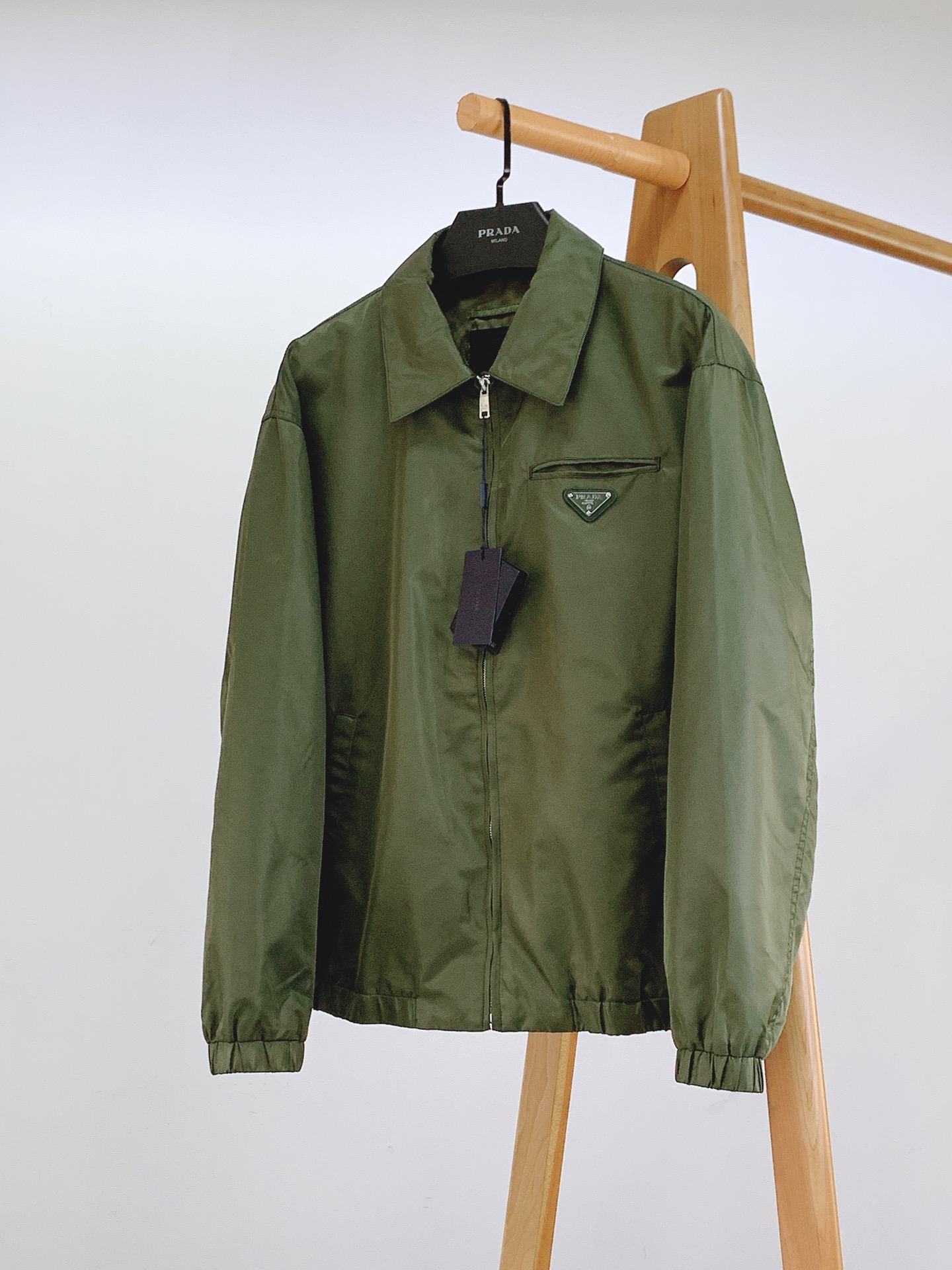 NO:132131,Prada 2025SS Early Spring New Product Casual Lapel Jacket Jacket, the outer layer of this jacket is super soft polyester, which has both functional and fashionable style. It presents a fine texture and shimmer feeling, very soft and smooth and drooping, the fabric is firm and solid, with strong wrinkle resistance, and the selected new fabric is environmentally friendly and sustainable. All are made of high-density fabrics, with delicate and soft feel, and the upper body is wide and stylish, with invincible texture, excellent skin-friendly, and the texture texture is high-end and gorgeous!  The simple and capable design is elegant and elegant, and the neat tailoring techniques make the upper body fit and the outline is upright and tough. The pocket is a work of art designed to withstand consideration. The angle of the quilting line and the curve of the line are all professionally designed, and every stroke and every painting has its meaning. The designer and craftsman's ingenious colors match the tacit understanding, and enjoy comfort under the fashionable, elegant and handsome look!  People with high elegance and classic tastes in the upper body!  Unique textile technology, high and texture, full color of the fabric, reliable and resistant to washing. The touch feels soft and elastic, the upper body is warm and easy to lock and keep warm all the time. It is definitely the best choice for people with taste. …………………………………………………………………………………………………………………………………………………………………………………………………………………………………………………………………………………………………………………………………………………………………………………………………………………………………………………………………………………………………………………………………………19860909Prada 普拉达 2025SS早春新品 休闲翻领夹克外套,该款夹克外层超柔聚酯纤维,功能与时尚型兼具.呈现出细密的肌理和微光感,非常柔软适顺滑有垂感,面料牢固结实,抗皱性强,挑选的新型面料环保可持续性使用.均为高密度织物制造而成,手感细腻柔软,穿着上身挺阔有型,质感无敌,亲肤性绝佳,肌理纹路透着高级和华丽感！简单干练的设计,富有气质又不失儒雅,加上利落的剪裁手法,使得上身后的版型合体服帖,轮廓挺拔硬朗.口袋是经过设计的经得住推敲的艺术品,绗线的角度,走线的弧度都是经过专业的设计,每一笔每一画都有他的意义.设计师与工艺师巧夺天工的颜色默契搭配,在时尚潇洒帅气之下又尽享舒适！穿着上身,即刻拥有高雅和经典品位的人士！独特的纺织工艺,高及质感,面料色泽饱满,牢靠耐水洗.触摸手感柔软有弹力,上身即锁温轻松洒脱时刻保暖.绝对是品位人士的不二之选. …………………………………………………… Size48-56,,prada,prada,jackets & coats,jackets & coats,alexander wang,Men's clothing