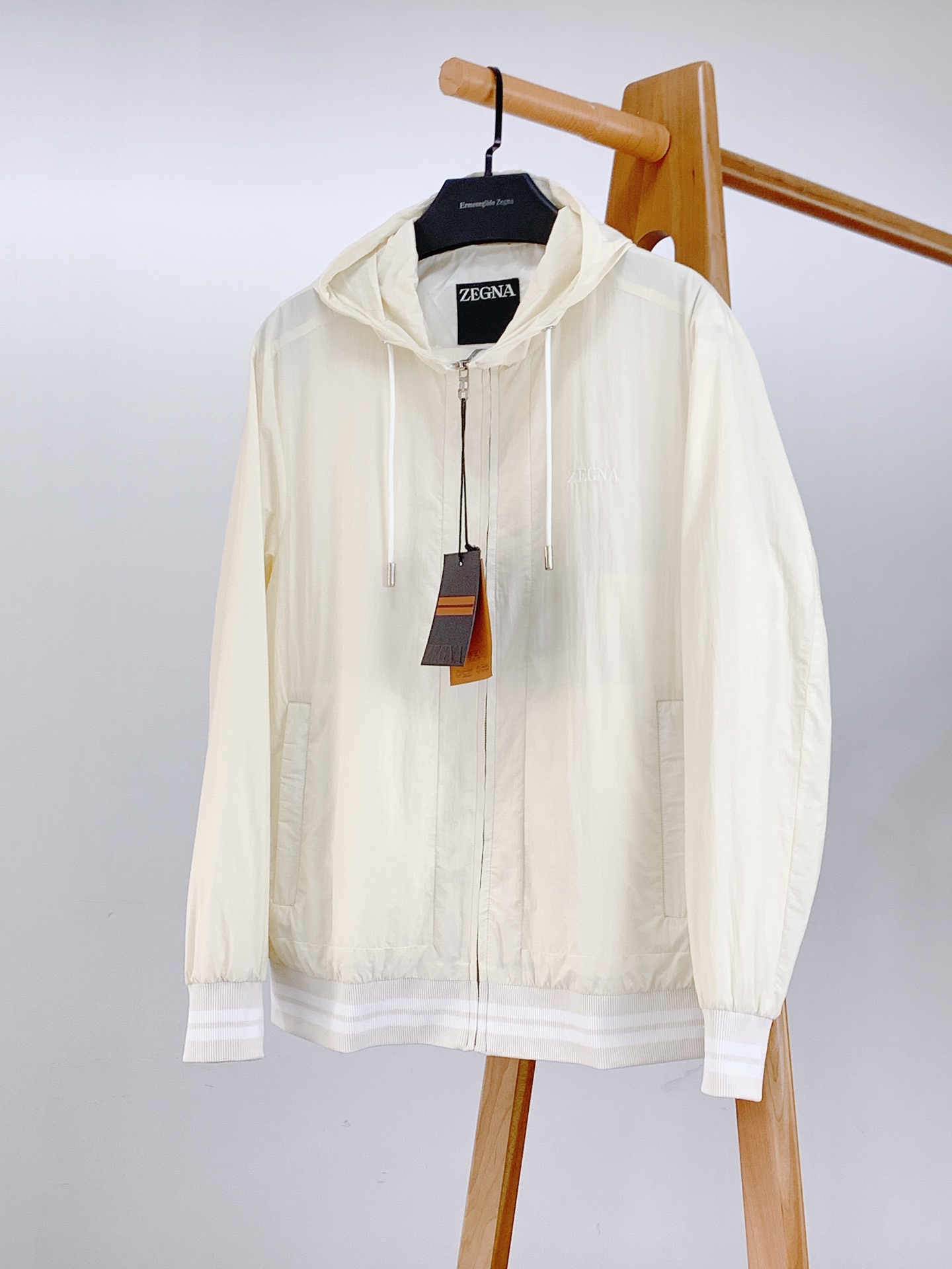 NO:132128,Ermenegildo Zegna 2025SS early spring new product casual woven hooded jacket jacket. New design style, subversive design, iconic brand pattern logo, new dustproof fabric, light waterproof, casual T-shirt, super fashionable upper body, especially easy to match, spring and summer concave style is naturally indispensable for such high-end configuration. And its outfit magic is very powerful, basically all types are easy to control, casual style configuration, no discomfort, new style and tone are more outstanding, and the charm of the outfit is naturally more advanced, more outstanding, more outstanding, but it does not lose temperature. Whether it is for external or internal, I believe this style is the perfect choice!  !  !  ………………………………………………………………………………………… SizeM-3XL, zegna, jackets & coats, jackets & coats,tees, t-shirt,hats,alexander wang19860909Ermenegildo Zegna 杰尼亚 2025SS早春新品 休闲梭织连帽夹克外套.全新设计风格,颠覆认知的设计,标志性品牌图案标识,全新防尘面料,轻度防水,随便搭件T恤,上身超时髦,特别的便于搭配,春夏季凹造型自然是少不了这样的高档配置 并且它的穿搭魔力十分之强大,基本上各种类型都是轻而易举的驾驭,休闲的版型配置,不会不适感,全新风格以及调性更加的出色更加的出众,穿搭的魅力自然也更加的高级,更加的出彩更加的显帅,但是又不失温度,无论是外穿还是内搭,我相信此款都是完美之选！！！ …………………………………………………… SizeM-3XL,,zegna,jackets & coats,jackets & coats,tees，t-shirt,hats,alexander wang,Men's clothing