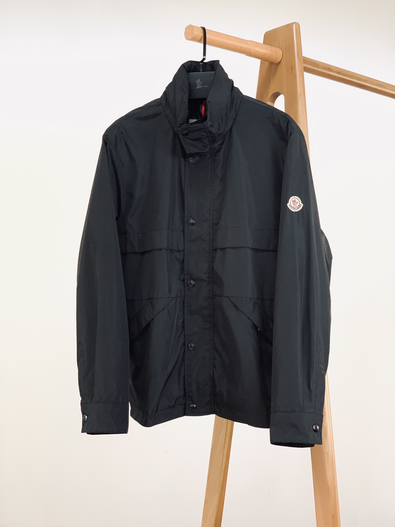 NO:132141,Moncler cover-up casual jacket, hidden hooded design, fine channels, loose body regular design and cutting, both personalized and fashionable, and is inherently extraordinary!  Customer-supplied top-grade woven fabrics, with extremely delicate oily texture, high elastic recovery effect, anti-wrinkle, windproof, sun protection, waterproof, breathable, comfortable and non-smooth. The color control is perfect, customer-supplied hardware and decorative accessories, matched with a novel style, highlighting the unique and fashionable style. Two-color recommendation ………………………………………………………………………………………………………………………………………………………………………………………………………………………………………………………………………………………………………………………………………………………………………………………………………………………………………………………………………………………………………………………………………………………………………………………………………………………………………………………………………………………………………………………………………………………………………………………………………………………………………………………………………………………………………………………………………………………………………………………………………………………………………………………………………………………………………………………………………………………19860909Moncler 蒙口 休闲夹克外套,隐藏式连帽设计,渠道精品,宽松体常规设计裁剪,兼具个性时尚范儿,与生俱来的不平凡！客供顶级梭织面料,极为细腻的油润质感,具有高弹性回复效果,抗皱防风防晒防水,透气舒适无闷热感.型色把控非常完美,客供五金装饰辅料,搭配构思新颖的风格,彰显个性时尚范儿.两色推荐 …………………………………………………… SizeM-3XL,,christian louboutin,Moncler,jackets & coats,jackets & coats,hats,alexander wang,Men's clothing