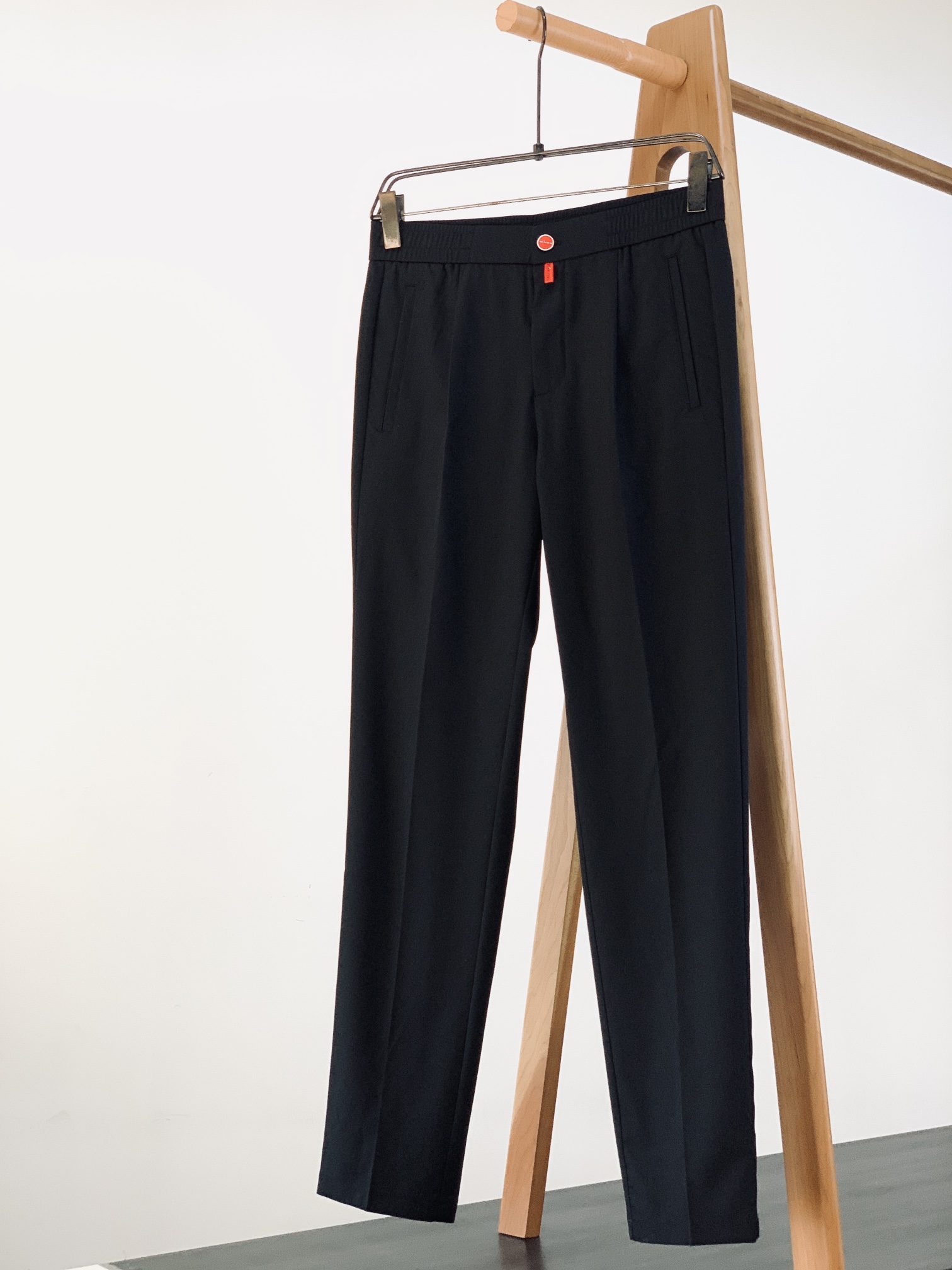 NO:132134,Kiton Christ Greed 2025SS Early Spring New Products Channel's high-quality products!  !  !  The best casual pants this year, close your eyes!  Custom-made fabrics are designed to meet various quality controls and detailed controls. Such weight and value really require careful consideration to be carefully crafted and slowly to achieve the effect of perfectly creating a straight and straight chest. The grade revealed by texture is by no means comparable to ordinary pants. Exquisite work is not perfunctory. The taste and temperament that are always revealed in behavior!  The upper body is handsome and charming!  ……………………………………………………………………………… Size30-36 (35),,alexander wang19860909Kiton 基督恩 2025SS早春新品 渠道的精品狠货！！！ 今年最好看的休闲裤 闭眼入！ 客供定制面料打造 满足各种品质控 细节控 这样的分量与价值真的是需要细琢慢究 成完美缔造胸挺立廓的效果 质感所流露的档次绝非一般裤子可比 精工细作并非敷衍了事 举止之间时刻流露出的品味及气质！ 上身帅气迷人！ …………………………………………………… Size30-36（35）,,alexander wang,Men's clothing