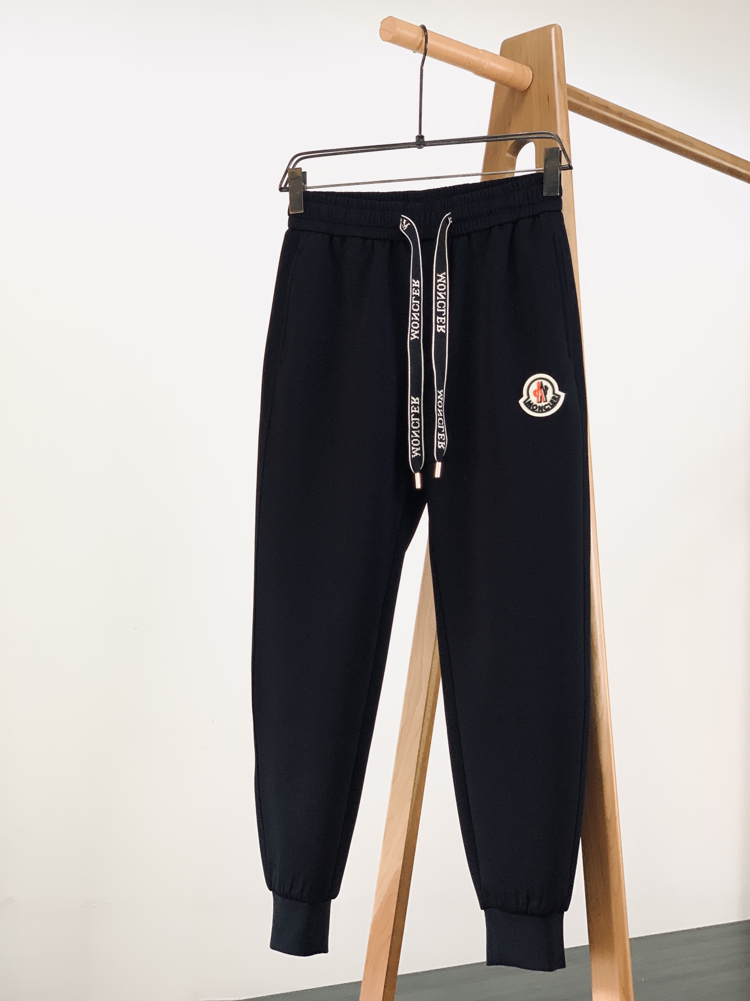 NO:132138,Moncler 2025SS Early Spring New Products Fashionable casual pants, double knitted, customized fabrics, customer-supplied hardware and accessories ~ indispensable items in spring and autumn. In daily wear, reasonable sweatpants are both casual and comfortable. The ready-to-wear is stylish and comfortable, tapered pants style and closed legs. Let the pants be functional and retro when worn, and two colors are available …………………………………………………………………………………………………………………………………………………………………………………………………………………………………………………………………………………………………………………………………………………………………………………………………………………………………………………………………………………………………………………………………………………………………………………………………………………………………………………………………………………………………………………………………………………………………………………………………………………………………………………………………………………………………………………………………………………………………………………………………………………………………………………………………………………………………………………………………………19860909Moncler 蒙口 2025SS早春新品 时尚休闲裤,双层针织,定制的面料,客供五金辅料～春秋季中不可缺少的必备单品,在日常穿搭中,合理的卫裤穿搭,即休闲又舒适.成衣有型又舒适,锥形裤版型和收口的裤脚 让裤子穿起来既有功能性又复古,两色可选 …………………………………………………… SizeM-3XL,,christian louboutin,Moncler,alexander wang,Men's clothing