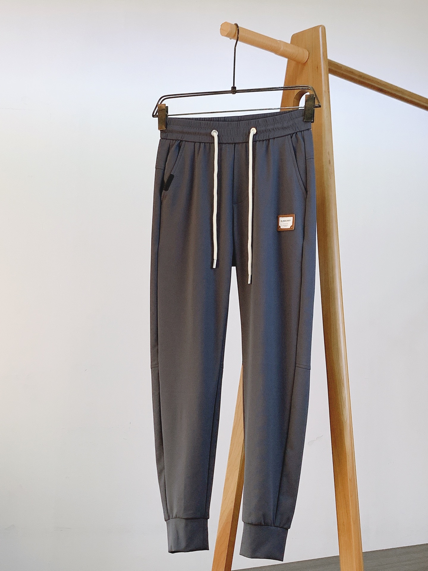 NO:131985,Burberry 2025SS spring and summer new product commuting white moonlight, the lazy person who penetrates British nobleness into DNA critical hit. Naked breathing cotton, combed cotton, combed cotton creates a constant temperature body feeling of 24℃, 0.2mm micro-stretch pleat technology at the knee, can also maintain London-style elegant restraint when walking ~ Blade-slimming leg style, the middle seam   micro-conical trouser leg comes with 10 visual slimming, from Financial City to Hyde Park, commuting out the silhouette of the catwalk!  The gold-hot leather label on the waist of the waist. When turning around, a restrained luxury brand halo was shining across - the real old money even had to wear the logo into the Moss password~ …………………………………………………………………………………………………………………………………………………………………………………………………………………………………………………………………………………………………………………………………………………………………………………………………………………………………………………………………………………………………………………………………………………………………………………………………………………………………………………………………………………………………………………………………………………………………………………………………………………………………………………………………………………………………………………………………………………………………………………………………………………………………………………………………………………………………………………………………………………………………………………………………………………………………………………………………………………19860909Burberry 巴宝莉 2025SS春夏新品 通勤白月光,把英伦贵气穿进DNA的懒人暴击. 裸感呼吸棉 支精梳棉织出24℃恒温体感, 膝盖处0.2mm微弹褶皱工艺,疾走时也能保持伦敦式的优雅克制～ 刀锋瘦腿版型 中缝线 微锥形裤管自带10视觉瘦身, 从金融城到海德公园,把通勤穿出T台廓形感！ 腰侧「Burberry」烫金皮牌标 转身时晃过一道克制的奢牌光晕—— 真正的老钱连logo都要穿成摩斯密码～ …………………………………………………… SizeM-3XL,,burberry,burberry,alexander wang,Men's clothing