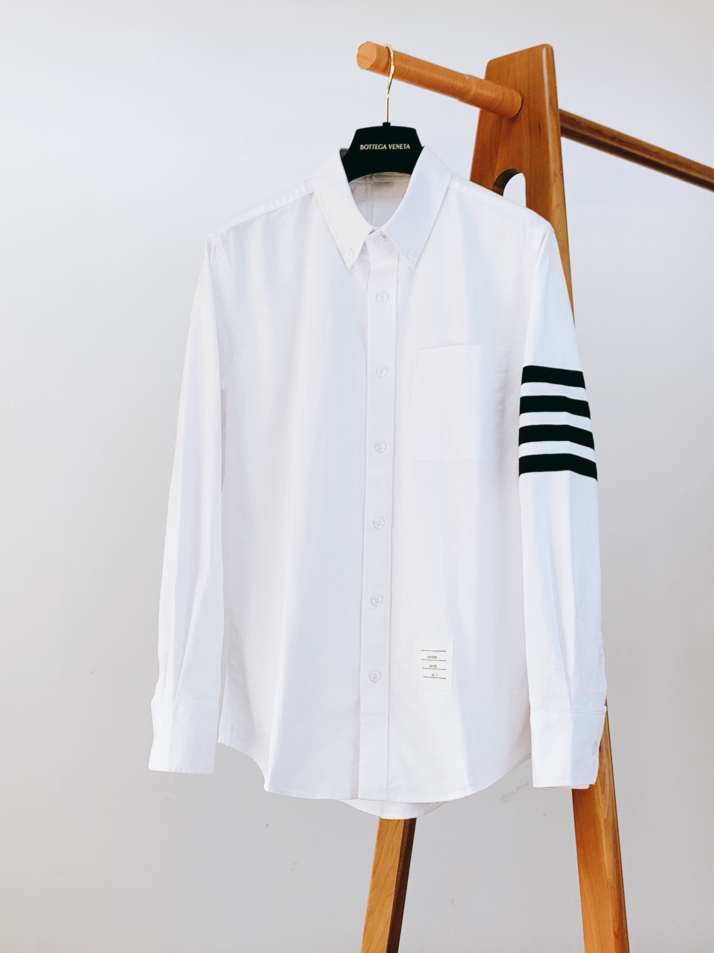 NO:132156,Thom Browne TB beef tendon god, weaves the elite sense of Wall Street into the nude sense of DNA. Custom-grade elastic beef tendon cotton core layer, 38℃ high temperature measurement of skin like caressing small cashmere!  The 0.3mm micro-elastic texture hides the breathing philosophy of Wall Street elites. The cuffs have three dark silver threads, and the metallic luster flowing in the sun is like the Morse code hidden in the formal outfit. The real Tom-style aesthetic is to wear the introverted and sexy style!  After washing the cold water three times, the elasticity of the fabric increases by 20%. The older the more you get, the more you will be, the lonely product in the middle-aged store!  ………………………………………………………………………… Size0-4,,thom browne,tom ford,alexander wang19860909Thom Browne 汤姆·布朗 TB牛筋战神,把华尔街精英感织进DNA的裸感暴击.定制级弹力牛筋棉芯层,38℃高温实测贴肤如抚小羊绒！0.3mm微弹肌理藏着华尔街精英的呼吸哲学. 袖口三道暗银螺纹,阳光下流转的金属光泽像藏在正装里的摩斯密码,把闷骚穿成明撩才是真·Tom式美学！ 冷水机洗三次后面料弹力反增20,越旧越有中古店万元孤品相！ …………………………………………………… Size0-4,,thom browne,tom ford,alexander wang,Men's clothing