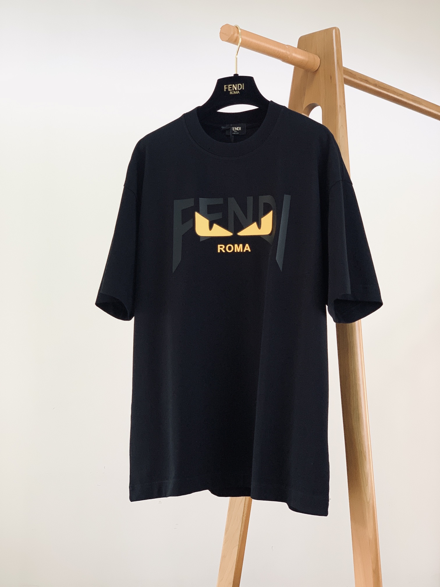 NO:131981,Fendi 2025SS Spring and Summer New Product Little Monster Series T-shirts, the dark pattern embosses into a second layer of skin. The 5.2cm slightly lowered shoulders   15° waist-retracting arc, when raising your hand, the slack sword energy from the Roman streets, and even the folds are ergonomic and slimming angle~ 210g high-density combed cotton comes with a soft focus filter, 0.2mm micro breathable holes are hidden in the relief dark pattern, and the metaphysical physique with sweating for 40℃ is still dry for three hours!  The letters of the 3D embossed nuclear bomb 