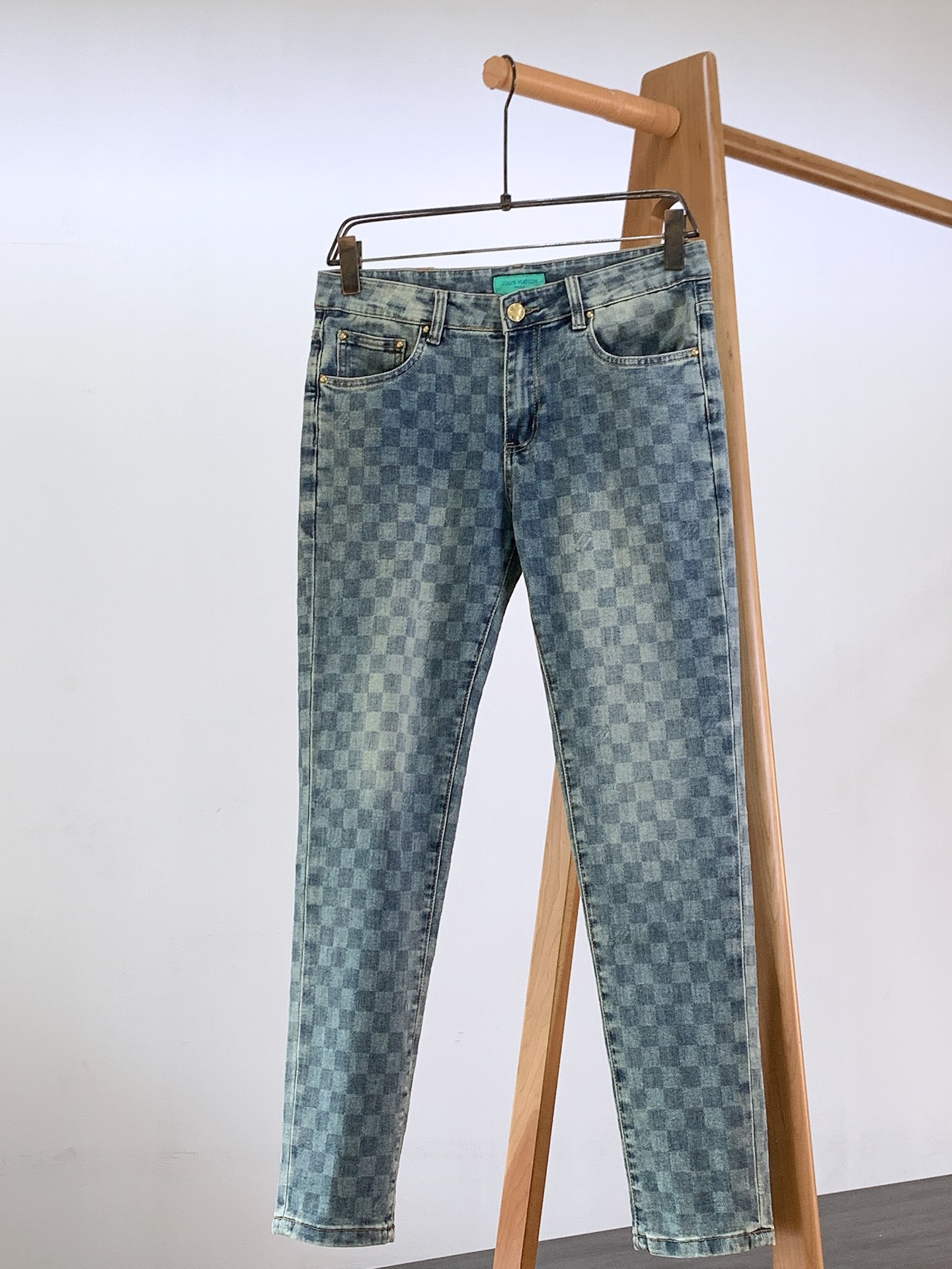 NO:131990,Louis Vuitton 2025SS Spring and Summer New Product LV Checkerboard Grid Pants, the leg essence formula that wears classic presbyopia into the second layer of skin. Cloud-sensing cotton core hits, 210g island cotton weaves a 24℃ constant temperature naked feeling, the chessboard dark patterns are hidden in 0.3mm mini breathable holes, and the fairy fabric that is so stumbling that the knees are bent and not sticky to the legs!  Hardware details control ecstasy. The bronze horse hoof buckle is engraved with LV relief dark patterns. The zipper head is covered with mini presbyterian tags. The rustling grainy feeling when fingertips pass through the keyhole - Luxury goods even metals must have 