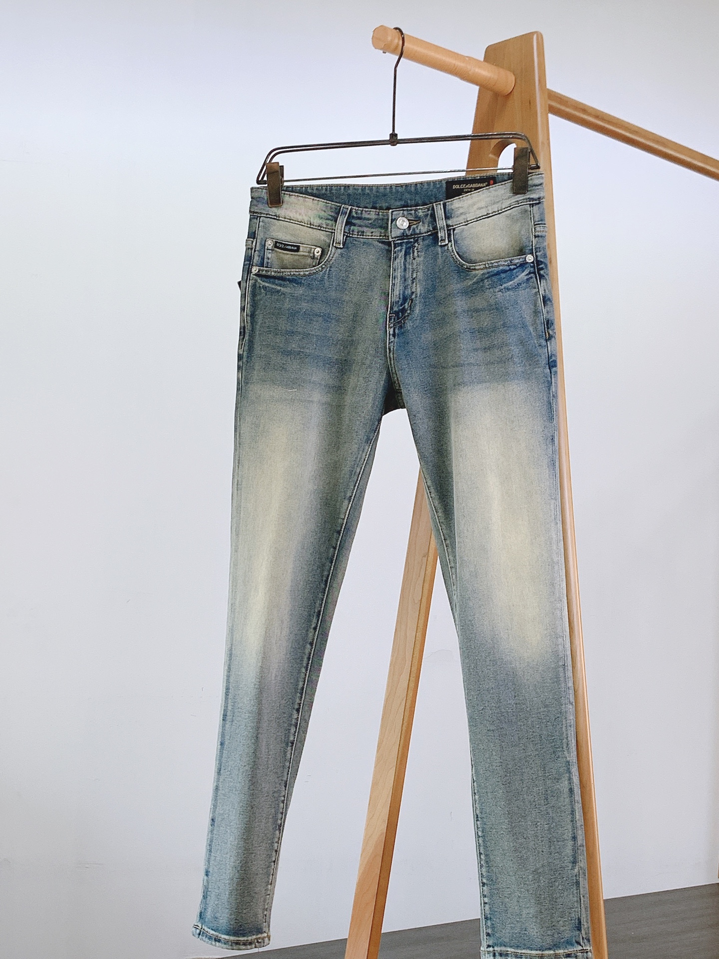 NO:132147,DOLCE&GABBANA 2025SS early spring new product DG magic pants, the lazy aristocratic feeling of cutting the Sicilian sunshine into the trouser leg, the faded aesthetic of the southern style. The light blue background looks like the Amafi Coast that has been kissed by the sea breeze for three years. The slightly faded texture comes with a slack script of 