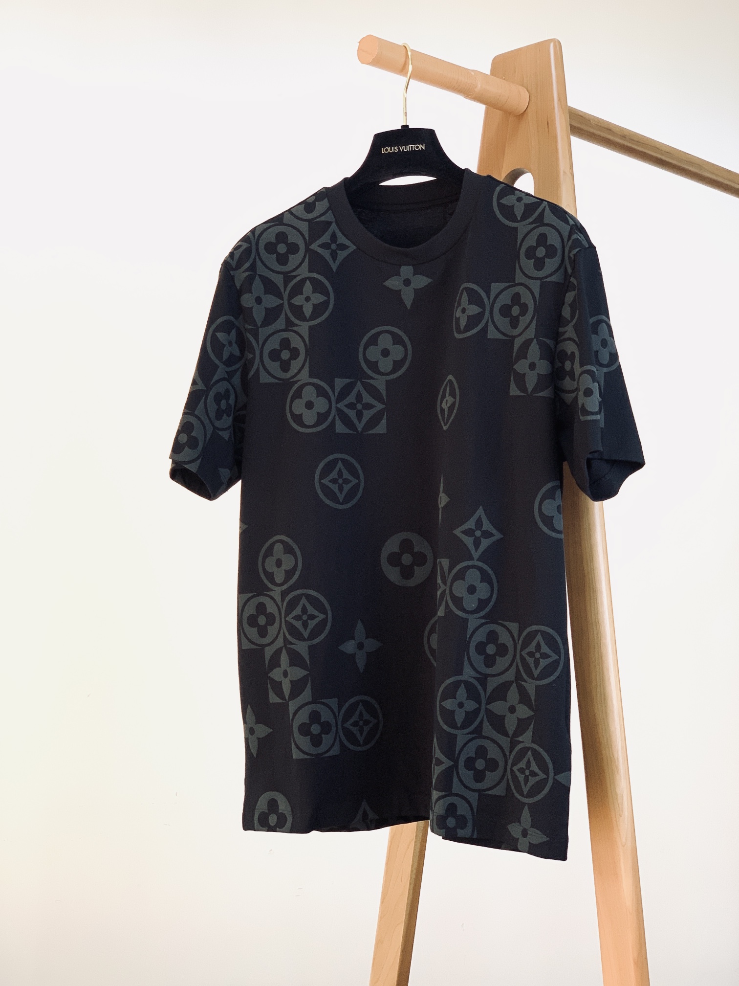 NO:131995,Louis Vuitton 2025SS Spring and Summer New Product Relief Aesthetics, Pulling the three-dimensional romance of the Paris Workshop on the body Dark Night Relief·The art of touch The dark background is like midnight velvet, the foam printed three-dimensional poem with a raised fingertip - classic Monogram turned into 3D password, not only the patterns flowing under the light, but also the body temperature of a century of ingenious body. Cosmic comfort feeling 200-pin high-density cotton kisses the skin, commuting can support neatly, dates cannot hide laziness, roll up 1cm with the cuffs to reveal the hand-locked edge, the person who wears the sense of value in the details is the real handsome guy SizeM-5XL,,louis vuitton,louis vuitton,alexander wang19860909LouisVuitton 路易威登 2025SS春夏新品 浮雕美学,把巴黎工坊的立体浪漫穿在身上 暗夜浮雕·触得到的艺术 深底色如午夜天鹅绒, 发泡印花凸起指尖可触的立体诗行—— 经典Monogram化作3D密码, 灯光下流转的不仅是花纹,更是百年匠心的体温. 宇宙级舒适体感 200针高密棉亲吻肌肤, 通勤撑得起利落,约会藏不住慵懒, 袖口卷起1cm露出手工锁边, 把价值感穿在细节里的才是真靓仔 SizeM-5XL,,louis vuitton,louis vuitton,alexander wang,Men's clothing