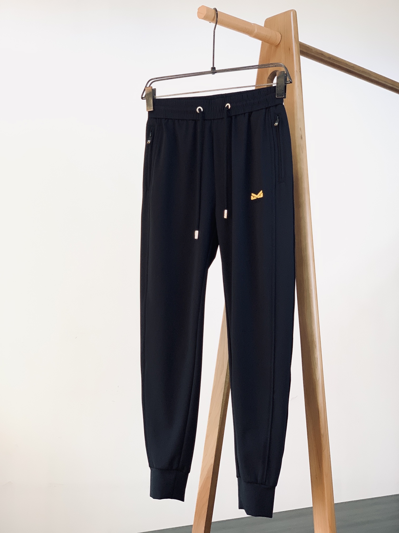 NO:132008,Fendi 2025SS early spring new product Little Monster Series Casual Sleeping Pants Fashion Series, Unique Patchwork Design, Drawstring Casual Pants Ordering Starts Dyeing and Spinning. A large domestic manufacturer exports to Japan and supplies fabrics from several top brands. It feels soft and glutinous, quite wide and stylish, solving the problem of washing and discoloration. The pants are neat and atmospheric, and the upper body looks superb and handsome. ……………………………………………………………………………………………………………………………………………………………………………………………………………………………………………………………………………………………………………………………………………………………………………………………………………………………………………………………………………………………………………………………………………………………………………………………………………………………………………………………………………………………………………………………………………………………………………………………………………………………………………………………………………………………………………………………………………………………………………………………………………………………………………………………………19860909Fendi 芬迪 2025SS早春新品 小怪兽系列休闲卫裤 时尚系列,独特拼料设计,抽绳休闲裤 订纱开始订染和订纺. 国内某大厂出口日本 和供应几大顶级品牌的面料. 手感软糯 , 挺阔有型 , 解决 , 洗涤变色的问题. 裤型利落大气 , 上身显高超帅. …………………………………………………… SizeM-3XL,,fendi,fendi,alexander wang,Men's clothing