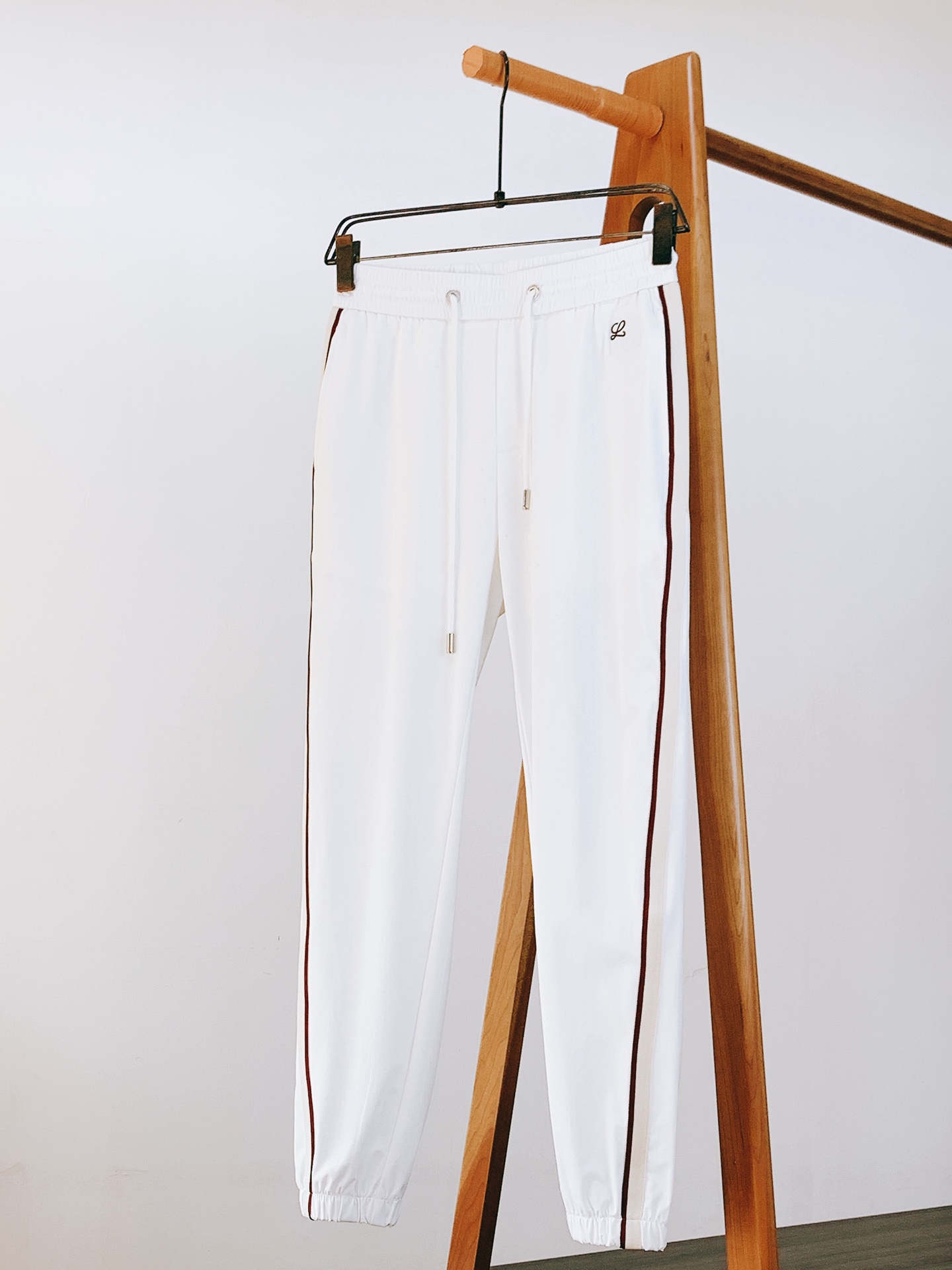 NO:132011,Loewe 2025SS early spring new product webbing embroidered casual pants Fashion series, unique composition design, drawstring casual shorts, ordering and dyeing. A large domestic manufacturer exports to Japan and supplies fabrics from several top brands. It has a soft and glutinous feel, is quite wide and stylish, solving the problem of washing and discoloration. The pants are neat and atmospheric, and the upper body looks superb and handsome. ………………………………………………………………………………………………………………………………………………………………………………………………………………………………………………………………………………………………………………………………………………………………………………………………………………………………………………………………………………………………………………………………………………………………………………………………………………………………………………………………………………………………………………………………………………………………………………………………………………………………………………………………………………………………………………………………………………………………………………………………………………………………………………………………………………………………………19860909Loewe 罗意威 2025SS早春新品 织带刺绣休闲裤 时尚系列,独特拼料设计,抽绳休闲短裤 订纱开始订染和订纺. 国内某大厂出口日本 和供应几大顶级品牌的面料. 手感软糯 , 挺阔有型 , 解决 , 洗涤变色的问题. 裤型利落大气 , 上身显高超帅. …………………………………………………… SizeM-3XL,,loewe,loewe,shorts,alexander wang,Men's clothing