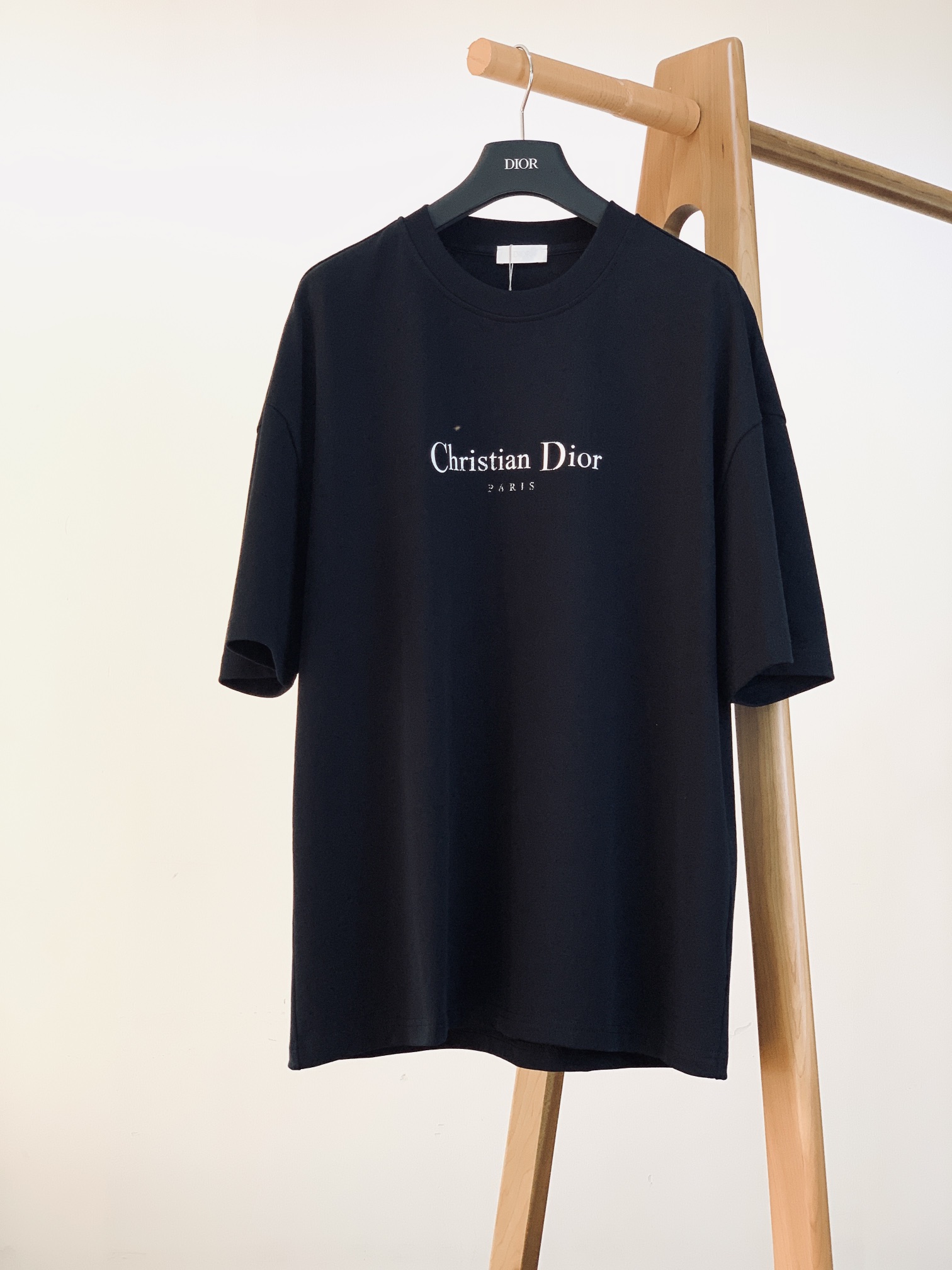 NO:132000,Dior Homme casual printed logo T-shirt, classic and casual. It is carefully crafted from cotton dense jersey fabric, digital positioning letter logo pattern on the front, flocking letter logo on the back, neat and clear handwriting, slightly wide-size style, paired with a ribbed round neck, can be easily matched with various jeans or sportswear. Small holes on the edge are used for old craftsmanship. New style, fashionable and versatile upper body, OS loose style, same style for men and women, recommended for two colors ………………………………………………………………………………………………………………………………………………………………………………………………………………………………………………………………………………………………………………………………………………………………………………………………………………………………………………………………………………………………………………………………………………………………………………………………………………………………………………………………………………………………………………………………………………………………………………………………………………………………………………………………………………………………………………………………………………………………………………………………………………………………………………19860909Dior Homme 迪奥·桀傲 休闲印花标识T恤,经典而休闲.采用棉质密织平纹针织面料精心制作,前幅数码定位字母标识图案,背后植绒字母标识,字迹工整清晰,微阔版型,搭配罗纹圆领,可与各式牛仔裤或运动服饰轻松搭配.边缘小破洞做旧工艺.款式新颖,上身时尚百搭,OS宽松版型,男女同款,两色推荐 …………………………………………………… SizeS-XL,,dior,dior,jeans,tees，t-shirt,alexander wang,Men's clothing