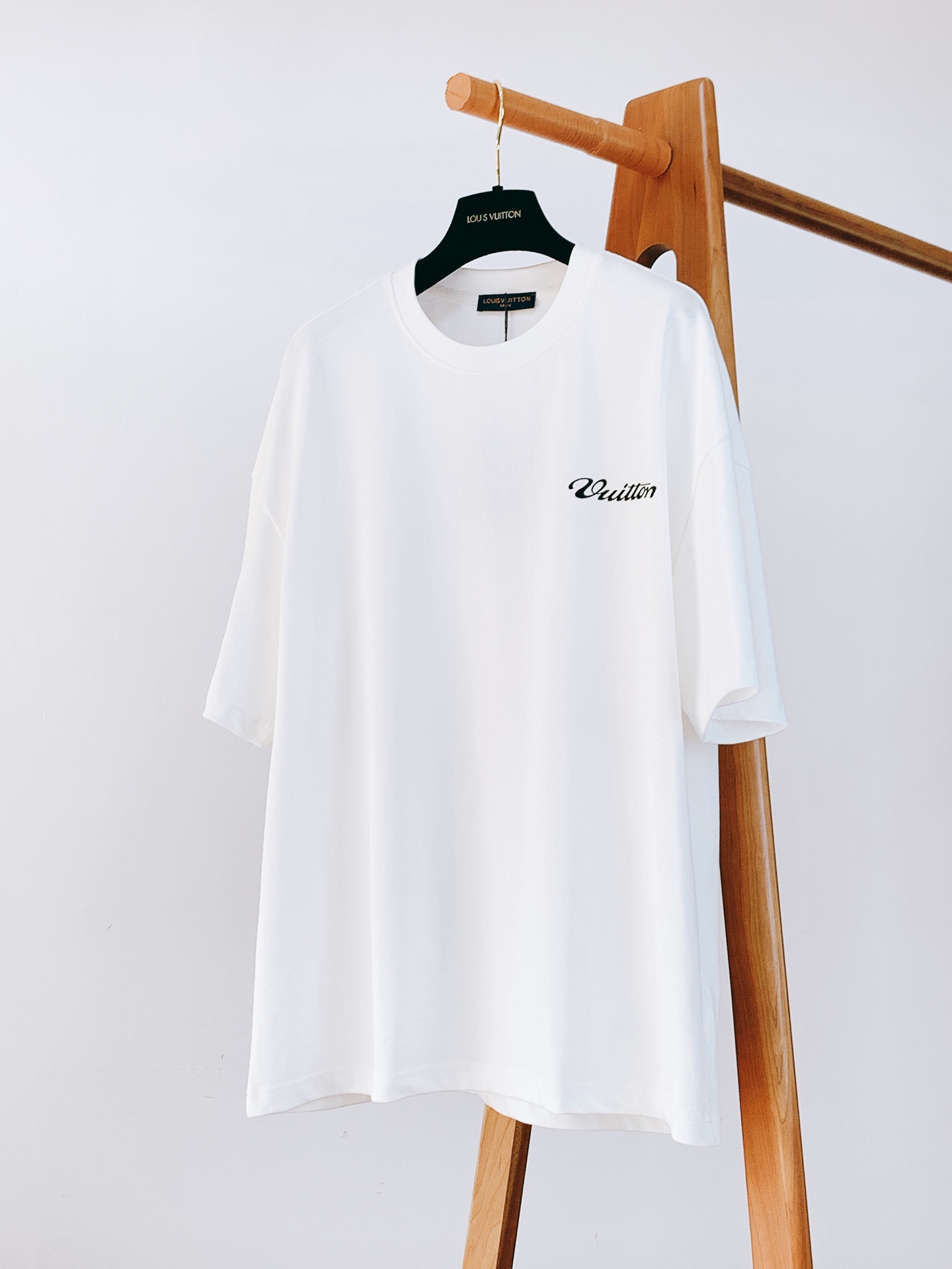 NO:132007,Louis Vuitton 2025SS Spring and Summer New Product Casual Printed Round Neck T-shirt, Three-dimensional Logo Silhouette Half-sleeved T-shirt, Selected High-strength Egyptian Long-length Cotton, Slimming and Skinny, Soft and Tough. Liquid Ammonia Processing, Toughness and Wrinkle Resistance have been greatly improved. The micro-contour cut is very well-equipped, with three-dimensional foam letter printed logos in front and back, with extremely high recognition, and the upper body is fashionable and versatile. Men and women are the same, three-color recommendation ………………………………………………………………………………………………………………………………………………………………………………………………………………………………………………………………………………………………………………………………………………………………………………………………………………………………………………………………………………………………………………………………………………………………………………………………………………………………………………………………………………………………………………………………………………………………………………………………………………………………………………………………………………………………………………………………………………19860909LouisVuitton 路易威登 2025SS春夏新品 休闲印花圆领T恤,立体感logo廓形半袖T恤,甄选高支埃及长绒棉,手感面糯有骨感,柔而有韧性.液氨工艺处理,韧性和抗皱性能得到大幅度提高.微廓形剪裁很到位,前后立体发泡字母印花标识,辨识度极高,上身时尚百搭.男女同款,三色推荐 …………………………………………………… SizeS-XL,,louis vuitton,louis vuitton,tees，t-shirt,alexander wang,Men's clothing