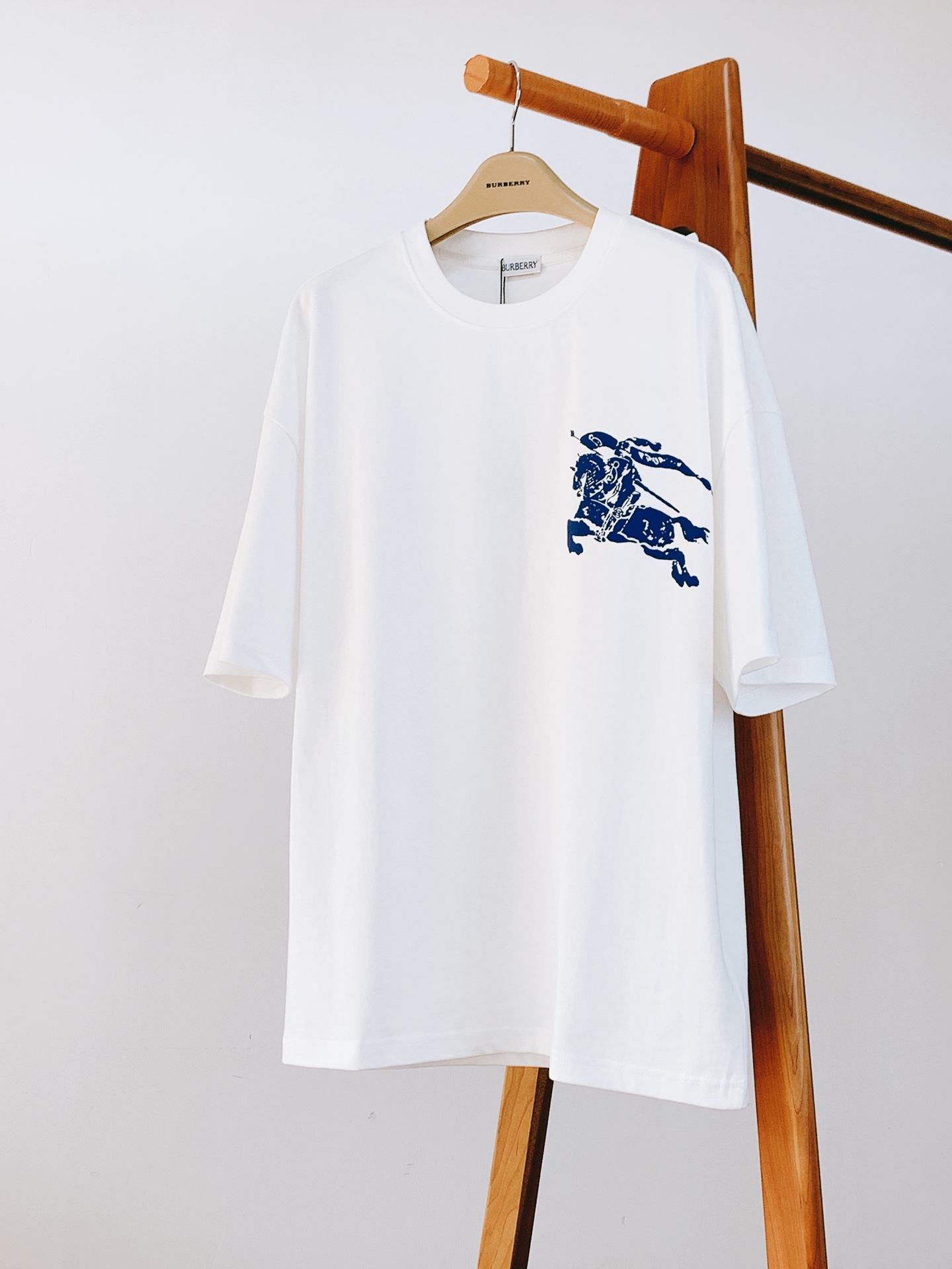 NO:132009,Burberry 2025SS spring and summer new product war horse printed T-shirt, weld the British aristocrats to the body 0.3cm three-dimensional foam relief protrudes the tits that can touch the fingertips. 12 high-temperature foaming processes to create 3D war horse badges. Five machine washes still stand upright Britain's muscles and bones. 32 island cotton weaves the morning mist touch. 40℃ high-temperature skin can breathe. The neckline two-book needle thread hidden the century-old workshop gene. Identification relief brushes yellow leather into cold white porcelain. From a distance, it is a commuter battle robe. It is a mobile aristocrat's emblem. From CBD meeting to street shooting on the Thames, painless switching.................. SizeS-XL, burberry, burberry, tees, t-shirt, alexander wang19860909Burberry 巴宝莉 2025SS春夏新品 战马印花T恤,把英伦贵族焊在身上 0.3cm立体发泡浮雕凸出指尖可触的爵位 12道高温发泡工序炼出3D战马徽章 五次机洗依然挺立的不列颠筋骨 32支海岛棉织出晨雾触感 40℃高温天贴肤会呼吸 领口二本针走线暗藏百年工坊基因 标识 浮雕把黄皮刷成冷白瓷 远看是通勤战袍近看是移动的贵族纹章 从CBD会议到泰晤士河畔街拍无痛切换 …………………………………………………… SizeS-XL,,burberry,burberry,tees，t-shirt,alexander wang,Men's clothing