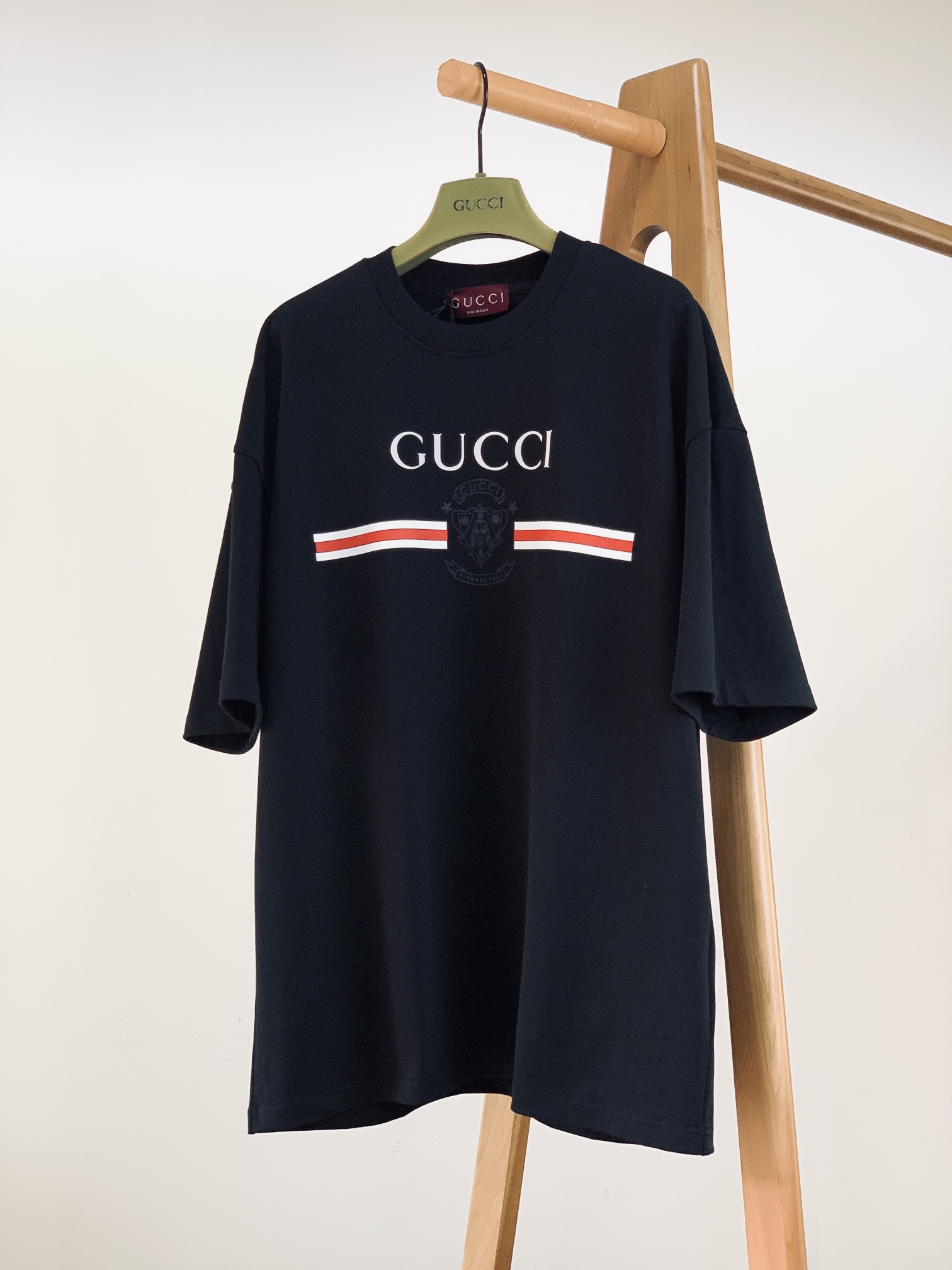NO:131997,Gucci 2025SS Spring and Summer New Product Casual Printed T-shirts, a must-have style for high-end temperament, a single item with a very tone and charm!  Customized high-density cotton fabric. The overall clothes are very weighty, the clothes are soft and delicate and textured. Multiple craftsmanship logo patterns on the chest are exquisite and highly recognizable, demonstrating the designer's charm and artistic sense of modern art. It is an extremely luxurious high-end item, the same style as men and women, and the four colors recommended …………………………………………………………………………………………………………………………………………………………………………………………………………………………………………………………………………………………………………………………………………………………………………………………………………………………………………………………………………………………………………………………………………………………………………………………………………………………………………………………………………………………………………………………………………………………………………………………………………………………………………………………………………………………………………………………………………………………………………………………………………………………………………………………………………………………………………………………………………………………………………19860909Gucci 古驰 2025SS春夏新品 休闲印花T恤,高端气质型必入的极品款式,一款极具腔调感与魅力的单品！定制高密度纯棉面料打造.整体衣服非常有份量,衣服柔软手感细腻有质感.胸前多重工艺标识图案,工艺精湛,辨识度极高,彰显出设计师对于现代艺术魅力与艺术感,属于极为奢华的高端单品,男女同款,y四色推荐 …………………………………………………… SizeS-XL,,gucci,gucci,tees，t-shirt,alexander wang,Men's clothing