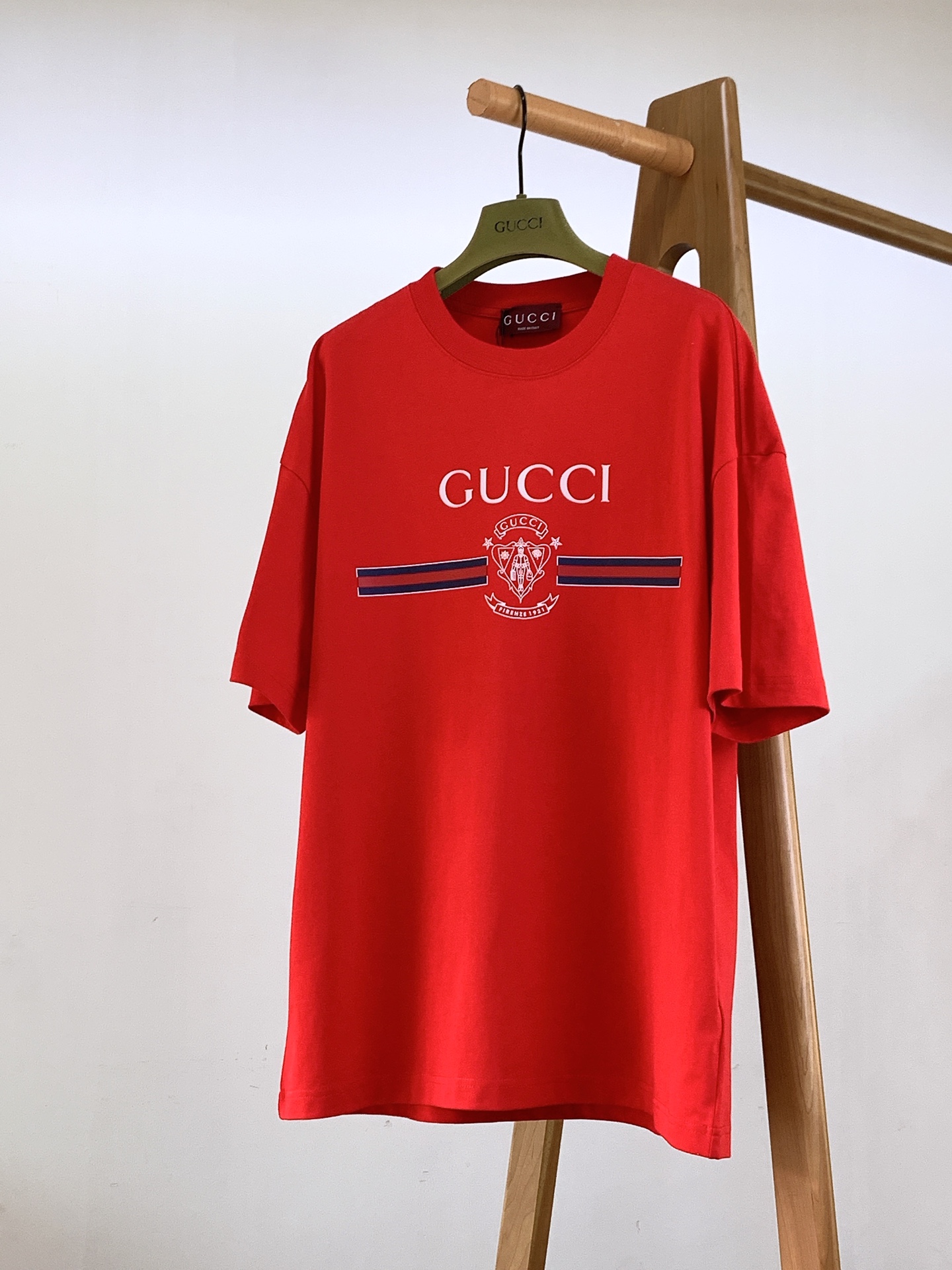 NO:131999,Gucci 2025SS Spring and Summer New Product Casual Printed T-shirts, a must-have style for high-end temperament, a single item with a very tone and charm!  Customized high-density cotton fabric. The overall clothes are very weighty, the clothes are soft and delicate and textured. Multiple craftsmanship logo patterns on the chest are exquisite in craftsmanship and extremely recognizable, highlighting the designer's charm and artistic sense of modern art. It is an extremely luxurious high-end item, the same style as men and women, and four-color recommendations …………………………………………………………………………………………………………………………………………………………………………………………………………………………………………………………………………………………………………………………………………………………………………………………………………………………………………………………………………………………………………………………………………………………………………………………………………………………………………………………………………………………………………………………………………………………………………………………………………………………………………………………………………………………………………………………………………………………………………………………………………………………………………………………………………………………………………………………………………………………19860909Gucci 古驰 2025SS春夏新品 休闲印花T恤,高端气质型必入的极品款式,一款极具腔调感与魅力的单品！定制高密度纯棉面料打造.整体衣服非常有份量,衣服柔软手感细腻有质感.胸前多重工艺标识图案,工艺精湛,辨识度极高,彰显出设计师对于现代艺术魅力与艺术感,属于极为奢华的高端单品,男女同款,四色推荐 …………………………………………………… SizeS-XL,,gucci,gucci,tees，t-shirt,alexander wang,Men's clothing