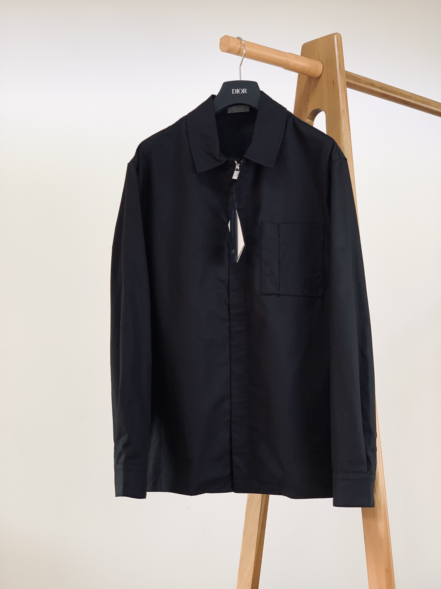 NO:132048,Dior Homme 2025SS early spring new CD icon embroidered jacket. Black Gadain fabric is made of smooth and delicate surface, soft touch, and elegant luster. Its tight textile structure makes it have good wrinkle resistance, wear resistance and drape. Due to the blessing of wool ingredients, it has warmth and breathability. Gadain fabric is not easy to pill, has good stain resistance and is easy to take care of everyday care. Modern slim tailoring and hidden zipper closure add a low-key and exquisite feeling. Through high-precision sewing technology, the perfect fit between the zipper and the fabric is ensured. The lapel design of traditional shirts does not lose the need for formal occasions. There are patch pockets on the chest and decorated with CD  icon embroidery highlights the brand's iconic elements. The pocket mouth is also a hidden zipper opening and closing. The pocket mouth is reinforced by the pocket knotting process. The tight stitching at the edge of the bag makes it firm and beautiful. There are side insertion bags on the left and right, and the pocket mouth is only 0.5 cm in edges, which not only retains the smoothness of the overall line without losing practicality. The traditional shirt cuff double-button design makes the cuffs more fit with the wrist and are not easy to loosen. S-length 71 bust 112 shoulder width 48 M-length 72 bust 116 shoulder width 49 L-length 73 bust 120 shoulder width 50 XL-length 74 bust 124 shoulder width 51 …………………………………………………………………………………………………………………………………………………………………………………………………………………………………………………………………………………………………………………………………………………………………………………………………………………………………………………………………………………………………………………………………………………………………………………………………………………………………………………………………………………………………………………………………………………………………………………………………………………………19860909Dior Homme 迪奥·桀傲 2025SS早春新品 CD icon刺绣外套.选用黑色华达呢面料,表面光滑细腻,触感柔软,呈现出优雅的光泽.其紧密的纺织构造,使它具有良好的抗皱性,耐磨性和垂坠感.由于羊毛成分的加持使其拥有保暖性和透气性.华达呢面料不易起球,且抗污性性较好,易于日常打理. 现代版型修身剪裁和隐藏式拉链开合增添了低调的精致感.通过高精度的缝制技术,确保拉链和面料的完美贴合.传统衬衫的翻领设计又不失正式场合的穿着需求.胸前设有贴袋,并饰以CD icon刺绣,彰显了品牌标志性元素,袋口同样也是隐藏式拉链开合,袋口首尾均运用口袋套结工艺加固.袋体边缘处紧密的缝线使其牢固和美观.左右设有侧插袋,袋口只做了0.5公分的包边,既保留了整体线条的流畅性又不失实用性.传统衬衫袖口双扣设计使袖口更加贴合手腕,不易松动. S衣长71 胸围112 肩宽48 M衣长72 胸围116 肩宽49 L衣长73 胸围120 肩宽50 XL衣长74 胸围124 肩宽51 …………………………………………………… SizeS-XL,,dior,dior,jackets & coats,shirts,alexander wang,Men's clothing