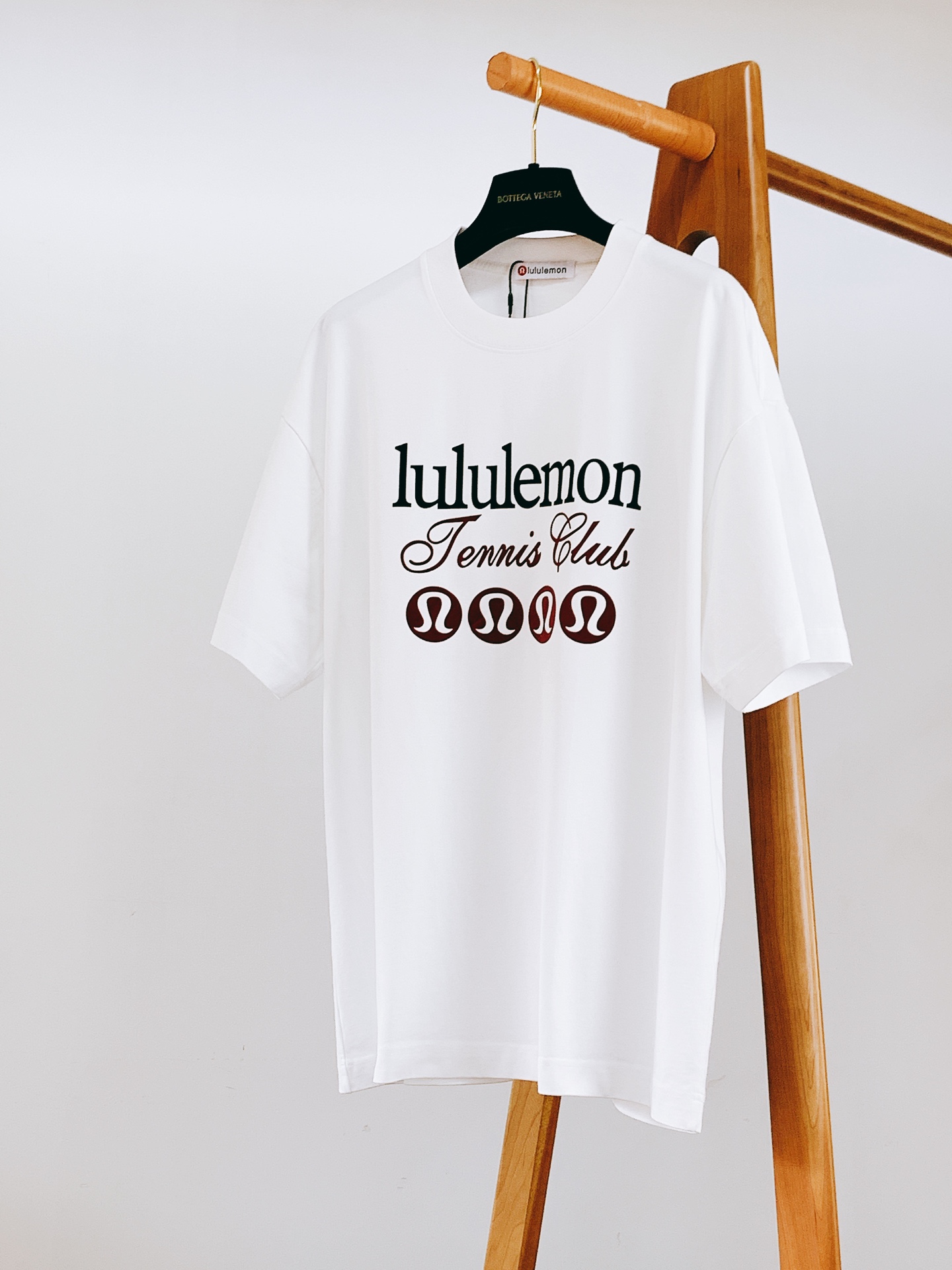 NO:132002,Lululemon The new favorite in the fashion industry!  Shows the luxury quality. Select high-quality fabrics to create, the perfect combination of luxury and fashion, and is famous for its exquisite craftsmanship and unique design concepts. This T-shirt perfectly combines the classic elements of the brand with modern fashion, showing unparalleled charm. Whether in formal occasions or casual time, you can exude confidence and elegance. It is not only a kind of wear, but also a manifestation of a life attitude. S-shirt 73 bust 106 shoulder width 53 M-shirt 74 bust 110 shoulder width 55 L-shirt 75 bust 114 shoulder width 57 XL-shirt 76 bust 118 shoulder width 59 XXL-shirt 77 bust 122 shoulder width 61 ……………………………………………………………………………………………………………………………………………………………………………………………………………………………………………………………………………………………………………………………………………………………………………………………………………………………………………………………………………………………………………………………………………………………………………………………………………………………………………………………………………………………………………………………………………………………………………………………………………………………………………………………19860909Lululemon 露露乐蒙 时尚界的新宠！尽显奢华品质.甄选优质面料打造,奢华与时尚的完美结合,以其精湛的工艺和独特的设计理念闻名于世,这款T恤更是将品牌的经典元素与现代时尚完美融合,展现出无与伦比的魅力,无论是在正式场合还是休闲时光,都能让你散发出自信与优雅.它不仅是一种穿着,更是一种生活态度的体现. S衣长73胸围106肩宽53 M衣长74胸围110肩宽55 L衣长75胸围114肩宽57 XL衣长76胸围118肩宽59 XXL衣长77胸围122肩宽61 …………………………………………………… SizeS-XXL,,tees，t-shirt,alexander wang,Men's clothing