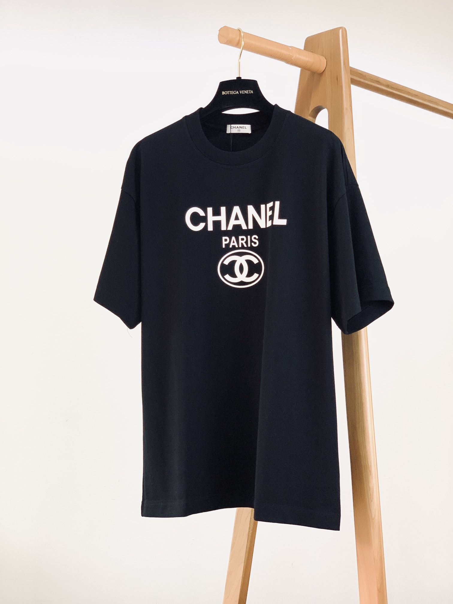 NO:132010,Chanel Chanel The darling of the fashion industry!  Show luxury quality. Select high-quality fabrics to create, the perfect combination of luxury and fashion, famous for its exquisite craftsmanship and unique design concepts. This T-shirt perfectly combines the classic elements of the brand with modern fashion, showing unparalleled charm. Whether in formal occasions or casual time, you can exude confidence and elegance. It is not only a kind of wear, but also a manifestation of a life attitude. The same style of men and women, two colors are recommended. S-shirt 73 bust 106 shoulder width 53 M-shirt 74 bust 110 shoulder width 55 L-shirt 75 bust 114 shoulder width 57 XL-shirt 76 bust 118 shoulder width 59 XXL-shirt 77 bust 122 shoulder width 61 ……………………………………………………………………………………………………………………………………………………………………………………………………………………………………………………………………………………………………………………………………………………………………………………………………………………………………………………………………………………………………………………………………………………………………………………………………………………………………………………………………………………………………………………………………………………………………………………………………………………………………19860909Chanel 香奈儿 时尚界的宠儿！尽显奢华品质.甄选优质面料打造,奢华与时尚的完美结合,以其精湛的工艺和独特的设计理念闻名于世,这款T恤更是将品牌的经典元素与现代时尚完美融合,展现出无与伦比的魅力,无论是在正式场合还是休闲时光,都能让你散发出自信与优雅.它不仅是一种穿着,更是一种生活态度的体现.男女同款,两色推荐 S衣长73胸围106肩宽53 M衣长74胸围110肩宽55 L衣长75胸围114肩宽57 XL衣长76胸围118肩宽59 XXL衣长77胸围122肩宽61 …………………………………………………… SizeS-XXL,,chanel,chanel,tees，t-shirt,alexander wang,Men's clothing