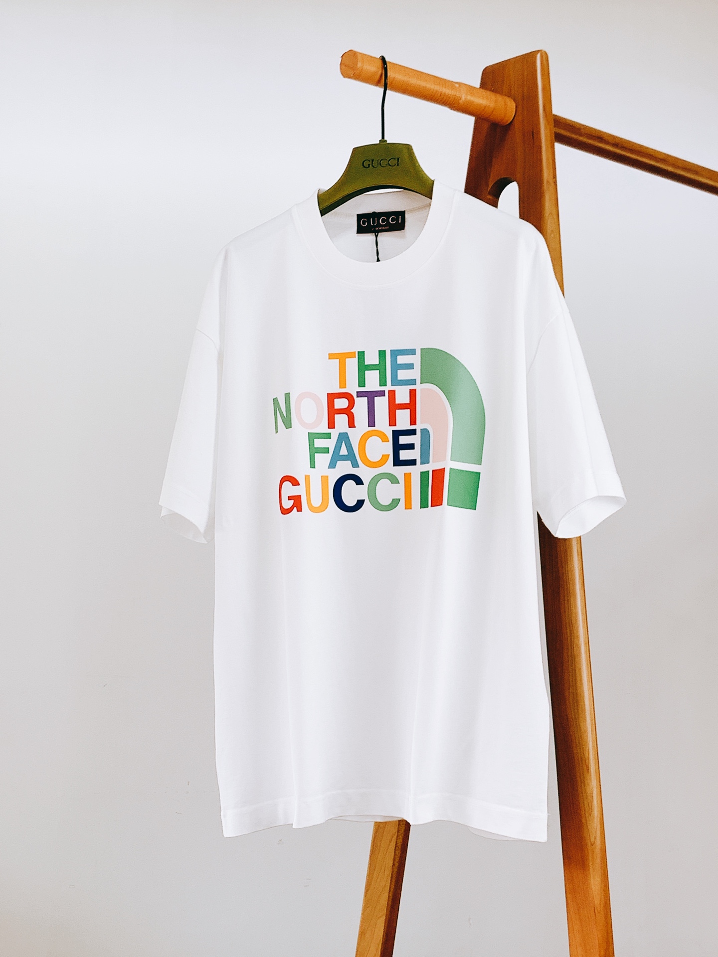 NO:132001,Gucci & The North Face Co-branded list of classic letter printed T-shirts, selected high-quality fabrics, comfortable and breathable, excellent texture, customer-supplied woven threads, classic color digital positioning printed logo on the chest, super positive style, fashionable and versatile upper body, same style for men and women, two colors available ……………………………………………………………………………………………………………………………………………………………………………………………………………………………………………………………………………………………………………………………………………………………………………………………………………………………………………………………………………………………………………………………………………………………………………………………………………………………………………………………………………………………………………………………………………………………………………………………………………………………………………………………………………………………………………………………………………………………………………………………………………………………………………………………………………………………………………………………………………………………………………19860909Gucci 古驰 & The North Face北面 联名单品 经典字母印花T恤,甄选优质面料打造,舒适透气,质地超赞,客供订织螺纹,胸前经典彩色数码定位印花标识,版型超正,上身时尚百搭,男女同款,两色可选 …………………………………………………… SizeS-XXL,,gucci,gucci,The North Face,tees，t-shirt,alexander wang,Men's clothing