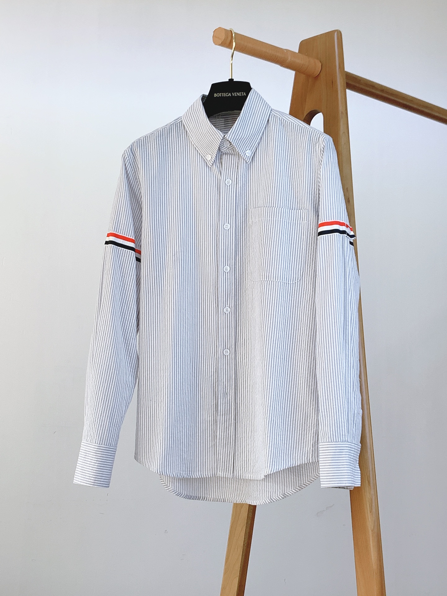 NO:132150,Thom Browne 2025SS early spring new fashion long-sleeved shirt, selected 100 pure cotton woven striped bubble fabrics, excellent texture and comfort, unique fabric texture, wonderful embossing craftsmanship, extremely luxurious and special fabrics. Customer-supplied shell buttons, extremely recognizable cloth logos are placed on the hem, embellished with classic red, blue and white webbing elements. The upper body effect is excellent, both commuting and casual mixing, the same style as men and women ……………………………………………………………………………………………………………………………………………………………………………………………………………………………………………………………………………………………………………………………………………………………………………………………………………………………………………………………………………………………………………………………………………………………………………………………………………………………………………………………………………………………………………………………………………………………………………………………………………………………………………………………………………………………………………………………………………………………………………………………………………………………………………………19860909Thom Browne 汤姆·布朗 2025SS早春新品 时装款长袖衬衫,甄选100支纯棉色织条纹泡泡布料,质感与舒适度绝佳,面料肌理形态别致,绝妙的压纹工艺,极为奢华特殊的面料.客供贝壳纽扣,辨识度极高的布标志置于下摆,经典红蓝白织带元素点缀.上身效果极佳,即通勤亦休闲混搭,男女同款 …………………………………………………… Size0-4,,thom browne,shirts,alexander wang,Men's clothing