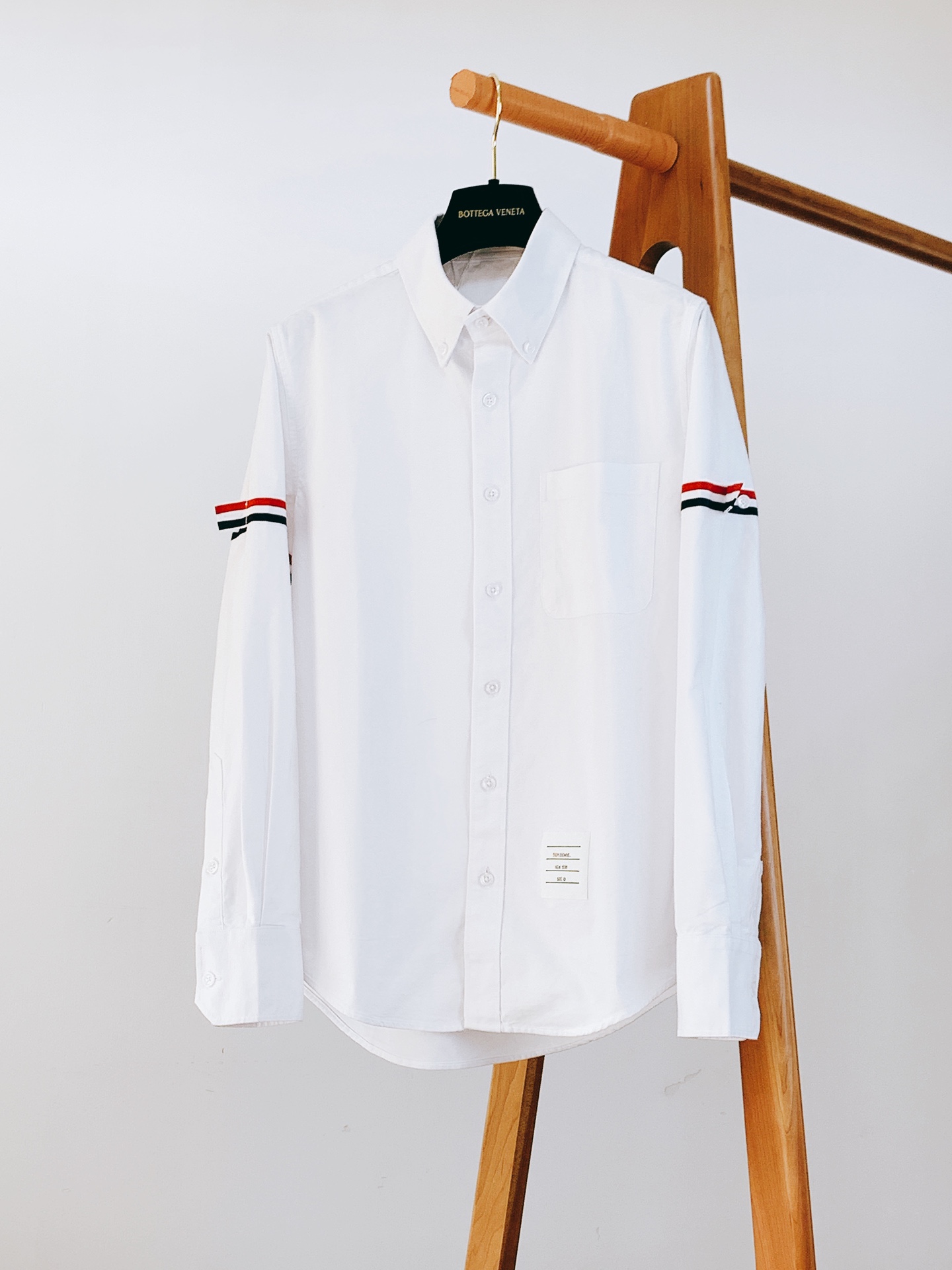 NO:132152,Thom Browne Tom Brown wears the rebellious period of Wall Street elites on their bodies. Nude-sensing breathing cotton. Imported beef tendon fabric × three-color webbing. 38℃ high temperature measurement is like sucking the Alps snow. When I raise my hand, the wind of the sleeves poured into Wall Street, but the wrinkles are as restrained as if they were kissed by an iron!  Critical Crack Aesthetics of Cuffs: Red, White and Blue, three primary colors seal the Tom-style rebellious gene, 0.3cm three-dimensional thread hides the manual temperature of the Milan Workshop. This is the textbook that makes 