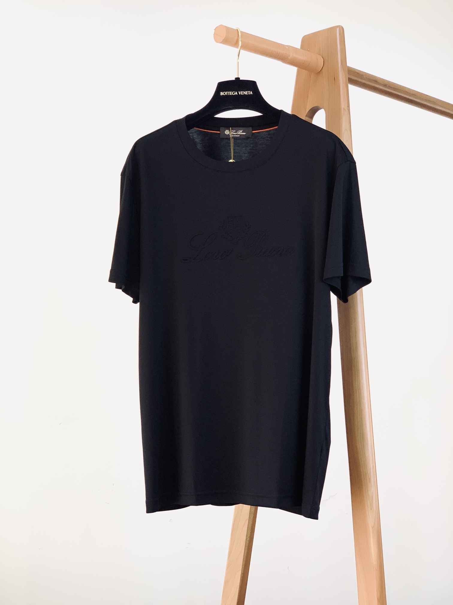 NO:132123,LoroPiana L.P 1990SS spring and summer new products Men's round neck double-sided mercerated cotton relief logo short-sleeved T-shirt About style and design Exquisite craftsmanship, high-end texture, classic items, these are the keywords of Italian style wear, and they are also the 