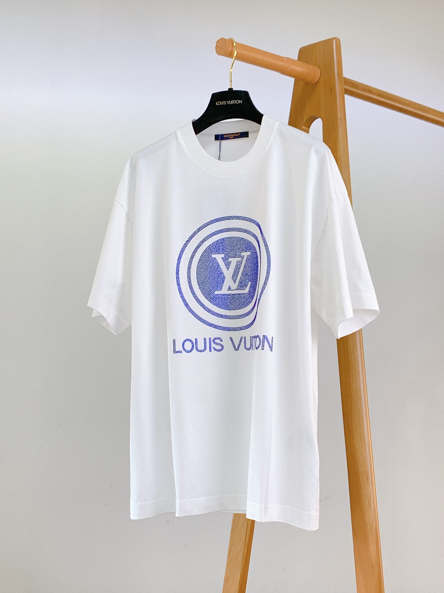 NO:132003,LouisVuitton 2025SS Spring and Summer New Product Casual Diamond T-shirt, a must-have style for high-end temperament, a single item with a very tone and charm!  Customized high-density cotton fabric. The overall clothes are very weighty, the clothes are soft and delicate and textured. The super heavy diamond logo pattern on the chest is exquisite in craftsmanship and extremely recognizable, highlighting the designer's charm and artistic sense of modern art. It is an extremely luxurious high-end item, the same style as men and women, and the two colors are recommended …………………………………………………………………………………………………………………………………………………………………………………………………………………………………………………………………………………………………………………………………………………………………………………………………………………………………………………………………………………………………………………………………………………………………………………………………………………………………………………………………………………………………………………………………………………………………………………………………………………………………………………………………………………………………………………………………………………………………………………………………………………………………………………………………………………………………………………………………………………………………19860909LouisVuitton 路易威登 2025SS春夏新品 休闲烫钻T恤,高端气质型必入的极品款式,一款极具腔调感与魅力的单品！定制高密度纯棉面料打造.整体衣服非常有份量,衣服柔软手感细腻有质感.胸前超重工烫钻标识图案,工艺精湛,辨识度极高,彰显出设计师对于现代艺术魅力与艺术感,属于极为奢华的高端单品,男女同款,两色推荐 …………………………………………………… SizeS-XXL,,louis vuitton,louis vuitton,tees，t-shirt,alexander wang,Men's clothing