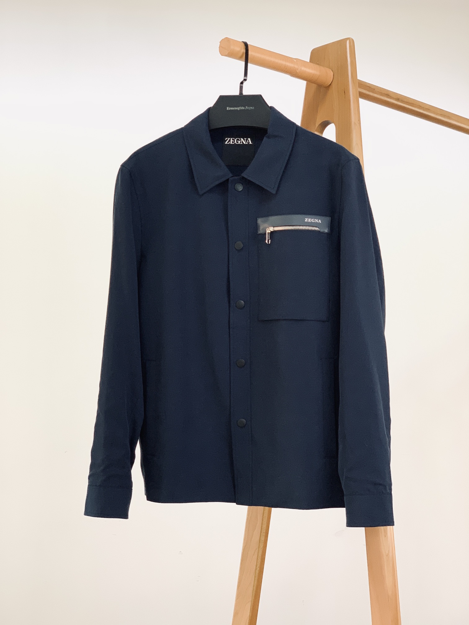 NO:132013,Ermenegildo Zegna 2025SS Early Spring New Products Business Elite Series. The EZ family has unique tailoring design and perfect Italian fashion aesthetic concepts, as well as the careful exploration and careful craftsmanship of fabrics, organically combining traditional craftsmanship and modern wisdom, allowing EZ art to be maximized!  The fabrics and auxiliary materials are all supplied by customers. The Italian century-old workshop is made of fixed weaving and dyeing. It is made of precious materials of golden proportions of mulberry silk to create an extremely luxurious fabric. In addition, the fabric itself is blended with a variety of colors and textiles, enriching the overall vision and creating an excellent touch experience, with excellent breathability!  The craftsmanship is exquisite and exquisite. Every detail shows the brand's strict quality requirements. It is equipped with a stand-up collar that can be turned outward. The back collar is decorated with an iconic lambskin badge logo, a hardware zipper placket design, and has an extremely high-end gloss, with exquisite brand logo engraved on it!  The tailoring is first-class, the color matching is light and versatile, which is suitable for everyday outfits, and the mixing and matching is extremely compatible with a wide range of spaces. It can be used to manage a variety of occasions, including business commuting, official law, street leisure, etc. The upper body effect is capable and stylish, and it is easy to show the noble and elegant temperament. It is full of gentlemanly style and is an excellent high attendance item in the wardrobe!  It is hard to find!  …………………………………………………………………………… Size48-56, zegna, sheepskin, gold, alexander wang19860909Ermenegildo Zegna 杰尼亚 2025SS早春新品 商务精英系列.EZ家族拥有独到的剪裁设计和完美的意式时装美学理念,以及对于面料的精心探索与精心雕琢,将传统工艺和现代化智慧有机的结合,让EZ艺术得到极致发挥！ 面料与辅料皆为客供,意大利百年工坊定织定染而成,混合黄金比例桑蚕丝矜贵材质,打造出极为奢华的面料,另外面料本身由多种色彩纺织交融,丰富了整体视觉,并缔造出极为出色的触感体验,透气性非常优越！ 工艺精湛考究,每一处细节皆在彰显品牌对于品质的苛刻要求,搭载立领可外翻细节,后领饰有标志性小羊皮徽章标识,五金拉链门襟设计,且有着极为高级的光泽度,上面镌刻有精美的品牌标识！ 剪裁一流,配色轻熟百搭,符合日常各种穿搭,混搭兼容空间极高,可驾驭多种场合,商务通勤、公务律政、出街休闲等,上身效果干练有型,极易彰显出尊贵优雅气质感,绅士范儿十足,属于衣橱绝佳的高出勤率单品！可遇而不可求！ …………………………………………………… Size48-56,,zegna,sheepskin,gold,alexander wang,Men's clothing