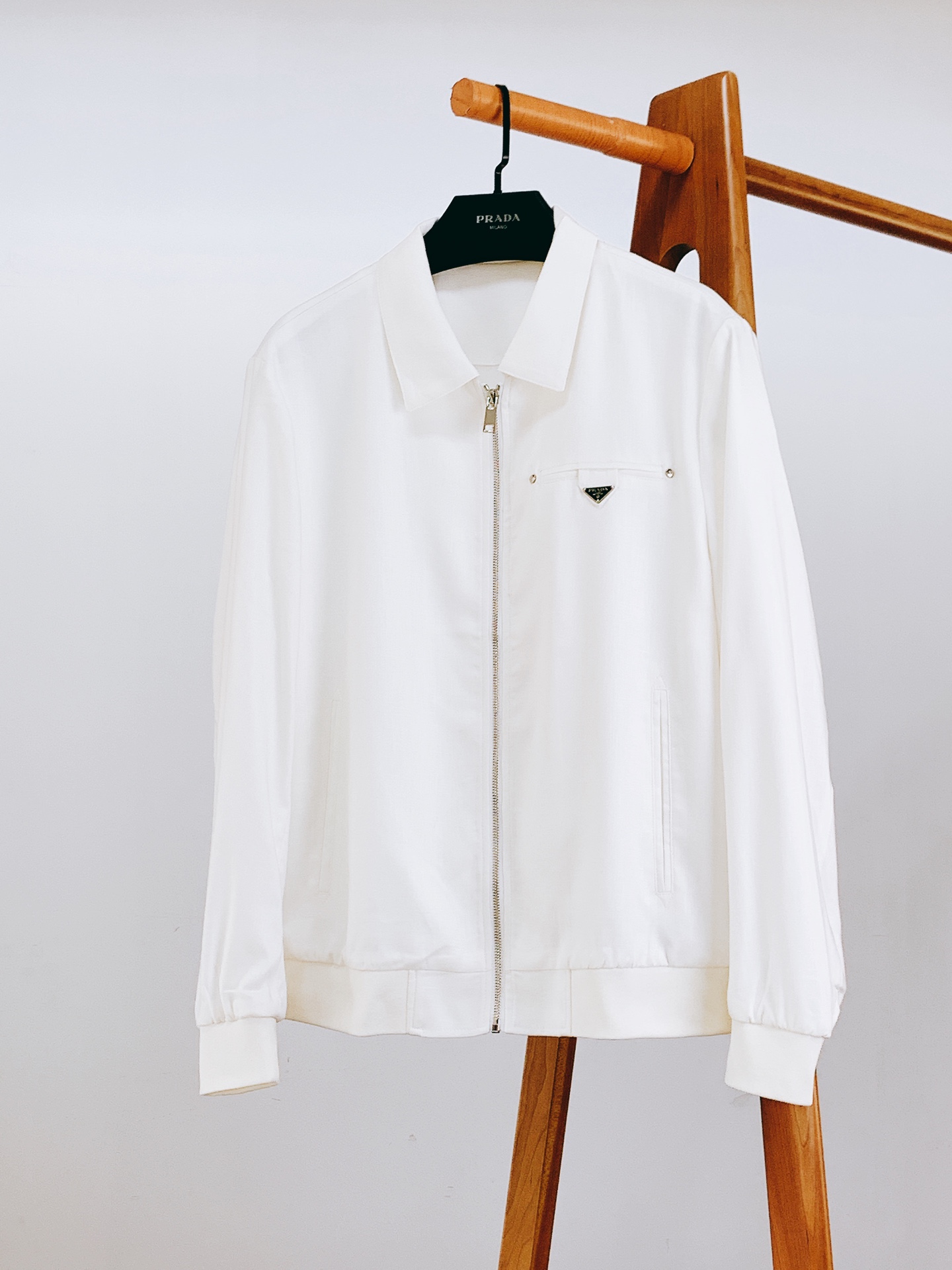 NO:132030,Prada 2025SS early spring new product linen nuclear bomb grade process disassembled, weld the Milan Workshop to the body 32 Italian-style washing linen activated the natural texture 0.3cm air layer weaving method locked the muscles and bones. 40℃ wet and hot skin still feels naked and breathable. The 