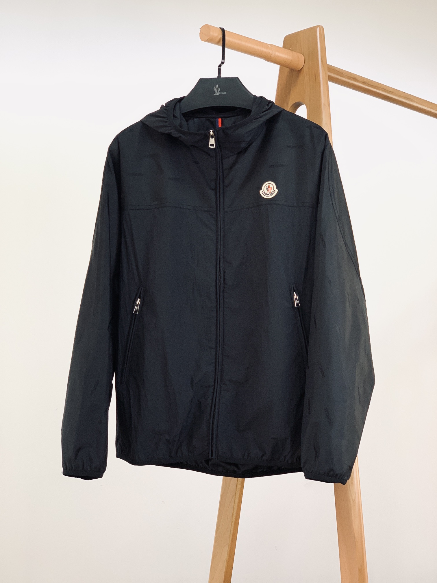 NO:132165,Moncler 2025SS Spring and Summer New Products Casual Hooded Jacket, fine channels, loose body regular design and cutting, both personality and fashionable, and is born extraordinary!  Customer-supplied top-grade woven fabrics, with extremely delicate oily texture, high elastic recovery effect, anti-wrinkle, windproof, sun protection, breathable, comfortable and non-smooth. The color control is perfect, customer-supplied hardware and decorative accessories, matched with a novel style, highlighting the unique and fashionable style. …………………………………………………………………………………………………………………………………………………………………………………………………………………………………………………………………………………………………………………………………………………………………………………………………………………………………………………………………………………………………………………………………………………………………………………………………………………………………………………………………………………………………………………………………………………………………………………………………………………………………………………………………………………………………………………………………………………………………………………………………………………………………………………………………………………………………………………………………………………………………………19860909Moncler 蒙口 2025SS春夏新品 休闲连帽夹克外套,渠道精品,宽松体常规设计裁剪,兼具个性时尚范儿,与生俱来的不平凡！客供顶级梭织面料,极为细腻的油润质感,具有高弹性回复效果,抗皱防风防晒,透气舒适无闷热感.型色把控非常完美,客供五金装饰辅料,搭配构思新颖的风格,彰显个性时尚范儿. …………………………………………………… SizeM-3XL,,christian louboutin,Moncler,jackets & coats,jackets & coats,hats,alexander wang,Men's clothing