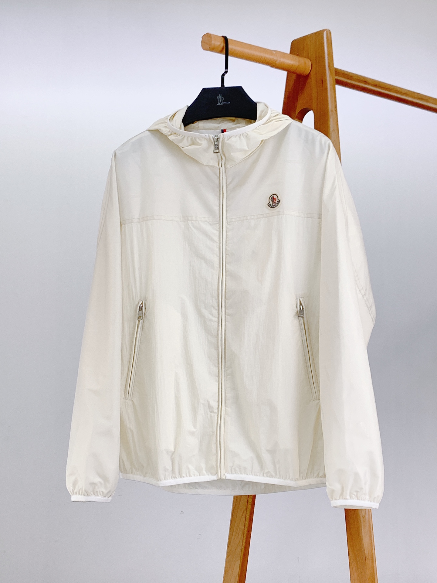 NO:132146,Moncler 2025SS Spring and Summer New Products Casual Hooded Jacket, fine channels, loose body regular design and cutting, both personality and fashionable, and is born extraordinary!  Customer-supplied top-grade woven fabrics, with extremely delicate oily texture, high elastic recovery effect, anti-wrinkle, windproof, sun protection, breathable, comfortable and non-smooth. The color control is perfect, customer-supplied hardware and decorative accessories, matched with a novel style, highlighting the unique and fashionable style. …………………………………………………………………………………………………………………………………………………………………………………………………………………………………………………………………………………………………………………………………………………………………………………………………………………………………………………………………………………………………………………………………………………………………………………………………………………………………………………………………………………………………………………………………………………………………………………………………………………………………………………………………………………………………………………………………………………………………………………………………………………………………………………………………………………………………………………………………………………………………………19860909Moncler 蒙口 2025SS春夏新品 休闲连帽夹克外套,渠道精品,宽松体常规设计裁剪,兼具个性时尚范儿,与生俱来的不平凡！客供顶级梭织面料,极为细腻的油润质感,具有高弹性回复效果,抗皱防风防晒,透气舒适无闷热感.型色把控非常完美,客供五金装饰辅料,搭配构思新颖的风格,彰显个性时尚范儿. …………………………………………………… SizeM-3XL,,christian louboutin,Moncler,jackets & coats,jackets & coats,hats,alexander wang,Men's clothing