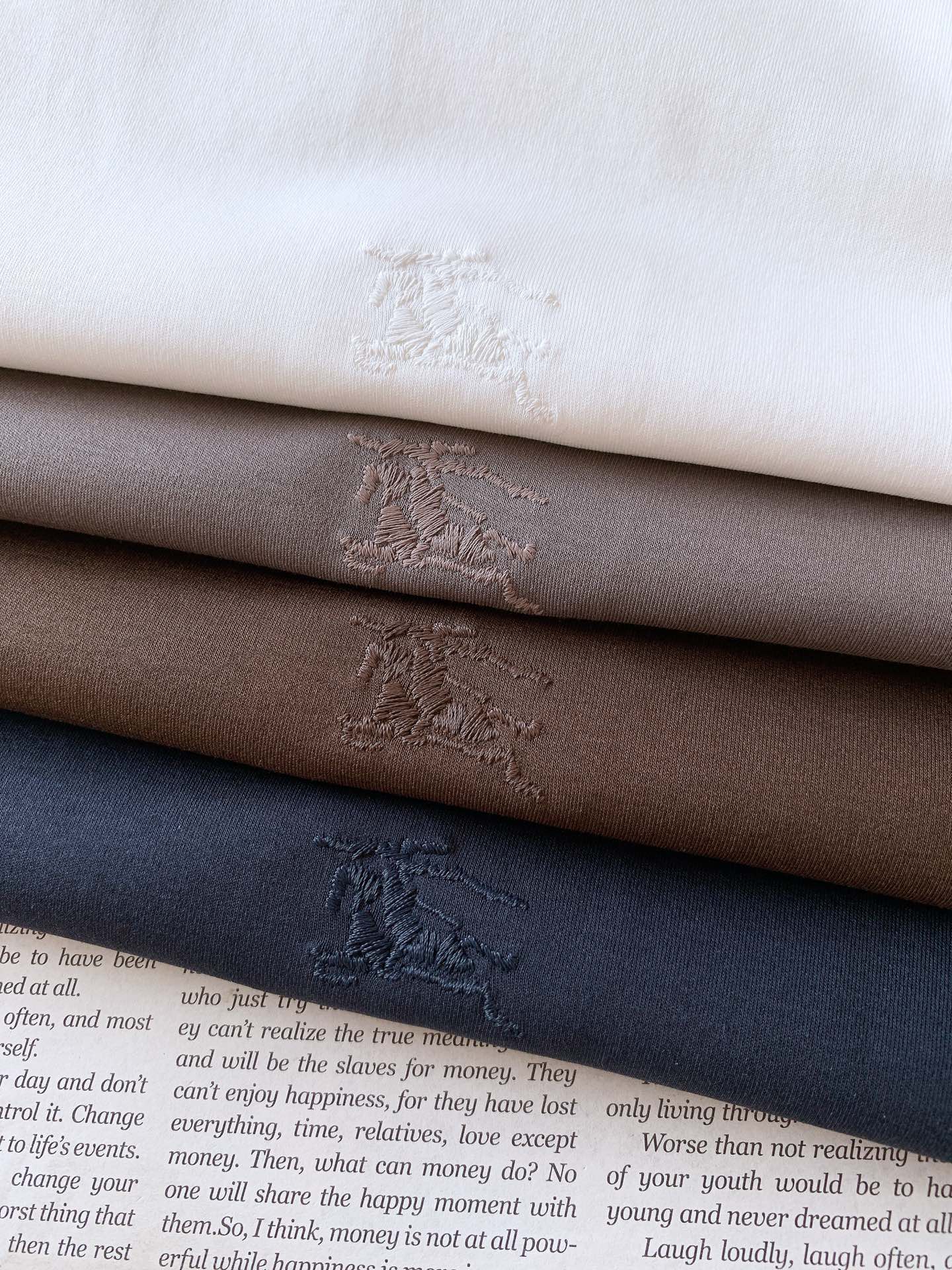 NO:132005,Burberry 2025SS spring and summer new product, war horse embroidery logo T-shirt, heavyweight stunning items, series on sale on the official website. It is woven by luxury first-tier brands of royal fabric factories, soft and comfortable to wear, no burden, moisture absorption and breathability, good elasticity and drooping. The classic war horse embroidery logo pattern on the chest is full of quality, and it is extremely versatile, both inside and outside, and it is very outstanding!  Eight-color recommendations ………………………………………………………………………… SizeM-5XL, burberry, burberry, tees, t-shirt, alexander wang19860909Burberry 巴宝莉 2025SS春夏新品 战马刺绣徽标T恤,重磅级尤物单品,官网在售系列.奢侈一线大牌的御用面料厂织造,手感柔软舒适,穿着无累赘感,吸湿透气,弹性与垂感颇佳.胸前经典战马刺绣标识图案,品质感十足,极为百搭系无论内搭还是外穿都非常出彩！八色推荐 …………………………………………………… SizeM-5XL,,burberry,burberry,tees，t-shirt,alexander wang,Men's clothing