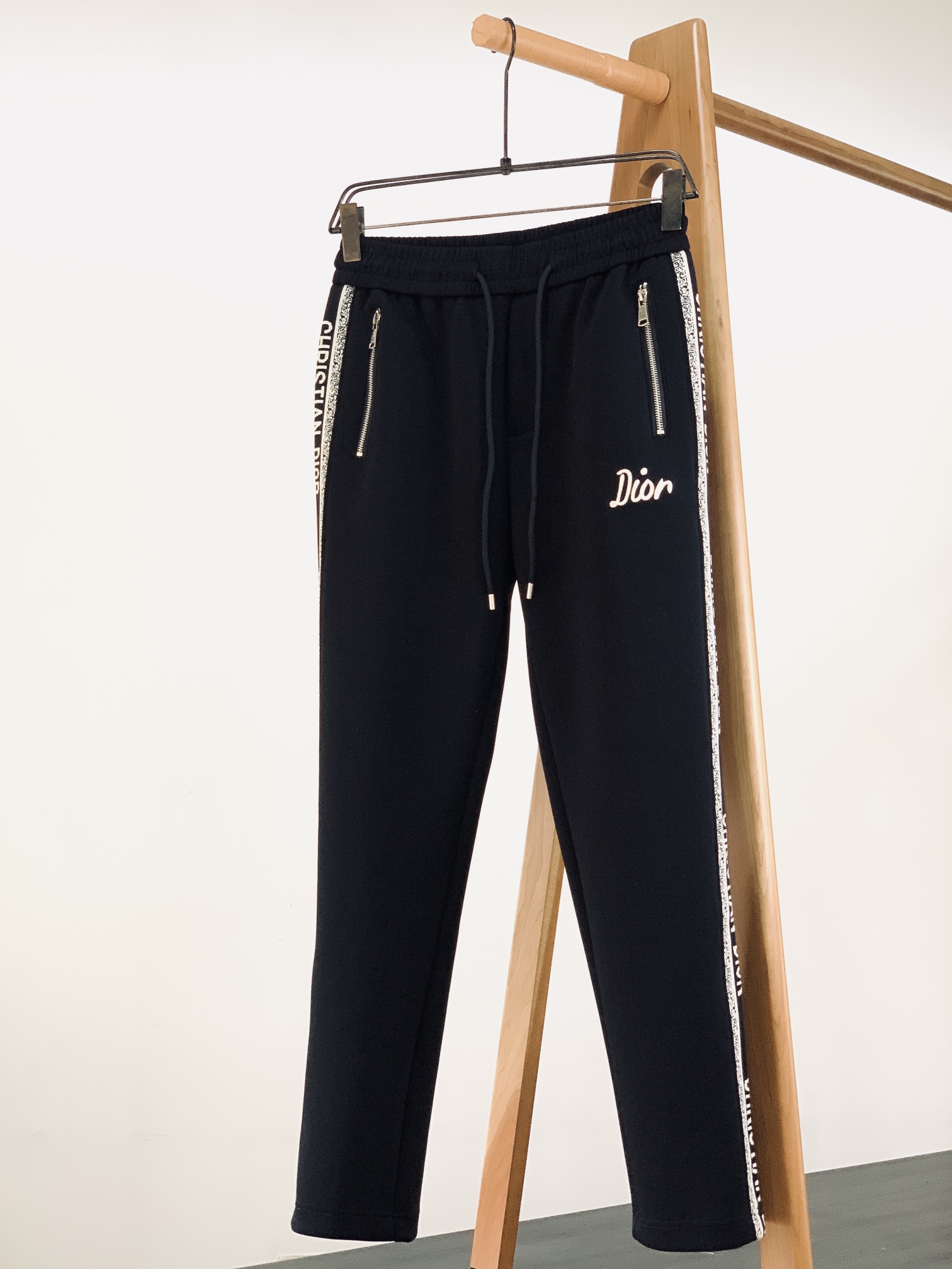 NO:131998,Dior Homme 2025SS Spring and Summer New Products The King of Commuter Wardrobe is here!  Dark color has a high-end cool feeling. Straight cut   micro-drooping fabric. Leg shape turns into paper in one second. Deconstructed zippers and dark stripes on both sides. Hidden fashionable scheming. DIO* logo is looming. This is the high-end gameplay of big brands. A silhouette suit turns into Paris director style. A sweater is an effortless chic item for wearing from early autumn to early spring. A dressing cheater that can be easily switched on commuting and dates. The focus is on three-dimensional tailoring pockets. The phone keys are all stuffed in and don’t look bloated. The craftsmanship details of the high-end fashion house are indeed stable. ………………………………………………………………………………………………………………………………………………………………………………………………………………………………………………………………………………………………………………………………………………………………………………………………………………………………………………………………………………………………………………………………………………………………………………………………………………………………………………………………………………………………………………………………………………………………………………………………………………………………………………………………………………………………………………19860909Dior Homme 迪奥·桀傲 2025SS春夏新品 通勤衣橱王炸单品驾到！ 深色系自带高级清冷感 直筒剪裁 微垂感面料 腿型一秒变纸片 两侧解构拉链&暗纹条纹 暗藏时髦心机 裤腰DIO* logo若隐若现 这才是大牌高级玩法 搭廓形西装秒变巴黎总监风 配针织衫又是effortless chic 从早秋穿到初春的万金油单品 通勤约会切换自如的穿搭作弊器 重点夸夸立体剪裁口袋 手机钥匙全塞进去都不显臃肿 高级时装屋的工艺细节果然稳 …………………………………………………… SizeM-3XL,,dior,dior,business suit,alexander wang,Men's clothing