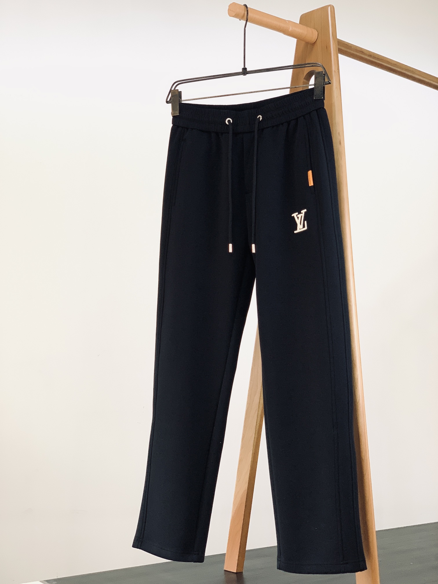 NO:132006,Louis Vuitton 2025SS spring and summer new products Embroidered drawstring casual pants Fashion series, unique composition design, drawstring casual shorts Start ordering dyeing and spinning. A large domestic manufacturer exports to Japan and supplies fabrics from several top brands. It feels soft and glutinous, quite wide and stylish, solving the problem of washing and discoloration. The pants are neat and atmospheric, and the upper body looks superb and handsome. ………………………………………………………………………………………………………………………………………………………………………………………………………………………………………………………………………………………………………………………………………………………………………………………………………………………………………………………………………………………………………………………………………………………………………………………………………………………………………………………………………………………………………………………………………………………………………………………………………………………………………………………………………………………………………………………………………………………………………………………………………………………………………………………………………………………………19860909LouisVuitton 路易威登 2025SS春夏新品 刺绣抽绳休闲裤 时尚系列,独特拼料设计,抽绳休闲短裤 订纱开始订染和订纺. 国内某大厂出口日本 和供应几大顶级品牌的面料. 手感软糯 , 挺阔有型 , 解决 , 洗涤变色的问题. 裤型利落大气 , 上身显高超帅. …………………………………………………… SizeM-3XL,,louis vuitton,louis vuitton,shorts,alexander wang,Men's clothing