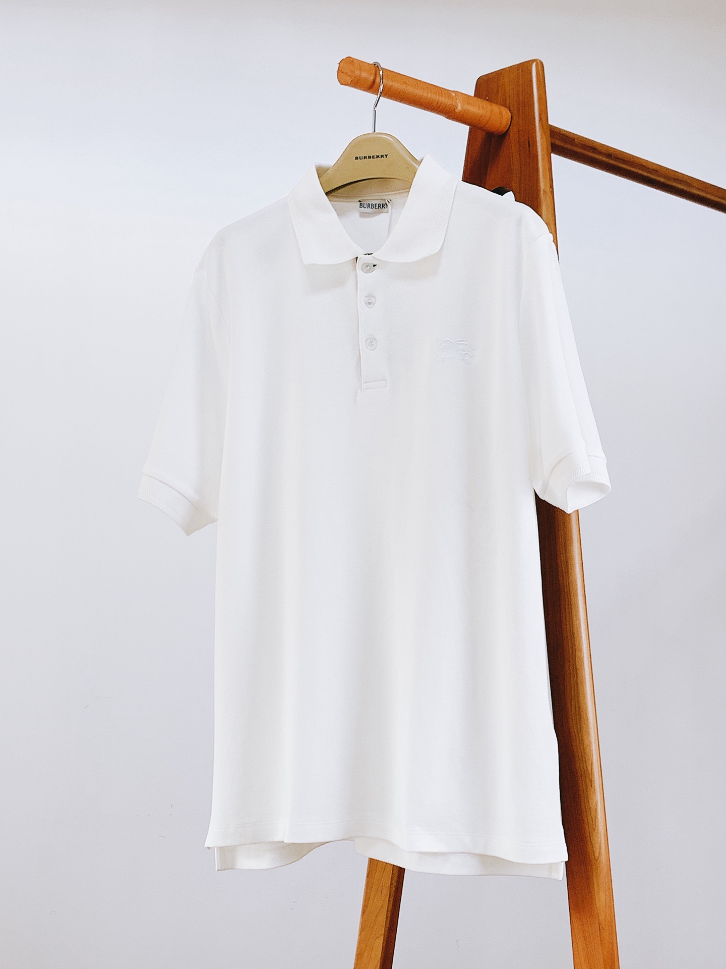 NO:132042,Burberry classic equestrian embroidery Polo shirt, selected cotton beaded mesh fabric, with Equestrian Knight logo (EKD) embroidery on the chest, presenting a slim fit. From the classic work series of B Family, interpreting the essential style of the wardrobe in a distinct brand style. Engraved with BBR English letter shell button placket, Equestrian Knight logo (EKD) embroidery on the front chest, super positive style, fashionable and versatile upper body, a must-have item for casual business, three colors available ………………………………………………………………………………………………………………………………………………………………………………………………………………………………………………………………………………………………………………………………………………………………………………………………………………………………………………………………………………………………………………………………………………………………………………………………………………………………………………………………………………………………………………………………………………………………………………………………………………………………………………………………………………………………………………………………………………………………………………………………………………………19860909Burberry 巴宝莉 经典马术刺绣Polo衫,甄选棉质珠地网眼布面料打造,胸前饰有马术骑士徽标(EKD)刺绣,呈现修身版型.来自B家经典之作系列,以鲜明品牌风格诠释衣橱必备款式.刻有BBR英文字母贝壳纽扣开襟,前胸饰有马术骑士徽标(EKD)刺绣,版型超正,上身时尚百搭,休闲商务必备单品,三色可选 …………………………………………………… SizeS-XL,,burberry,burberry,alexander wang,Men's clothing