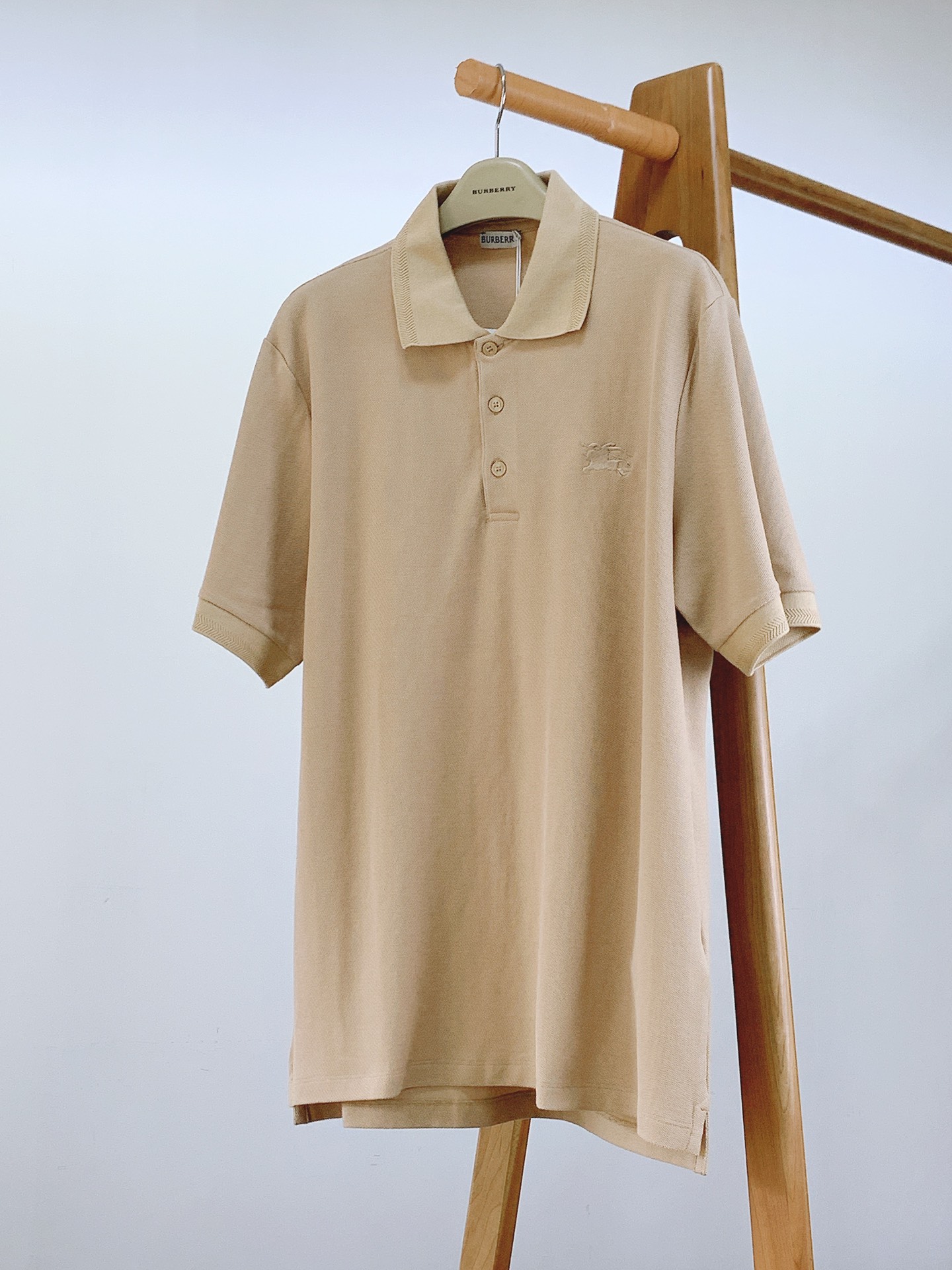 NO:841871,Burberry Burberry  Classic equestrian embroidered polo shirt, made of cotton pique mesh fabric, with EKD embroidery on the chest, showing a slim fit. It comes from the B family's classic series, interpreting the wardrobe must-have style with a distinctive brand style. BBR English letters are engraved on the shell button placket, and the EKD embroidery on the chest is super straight, and the upper body is fashionable and versatile. It is a must-have item for casual business. It is available in three colors ……………………………………………………  SizeS-XL,,burberry,burberry,19860909Burberry 巴宝莉 经典马术刺绣Polo衫,甄选棉质珠地网眼布面料打造,胸前饰有马术骑士徽标(EKD)刺绣,呈现修身版型.来自B家经典之作系列,以鲜明品牌风格诠释衣橱必备款式.刻有BBR英文字母贝壳纽扣开襟,前胸饰有马术骑士徽标(EKD)刺绣,版型超正,上身时尚百搭,休闲商务必备单品,三色可选 …………………………………………………… SizeS-XL,,burberry,burberry,,Men's clothing