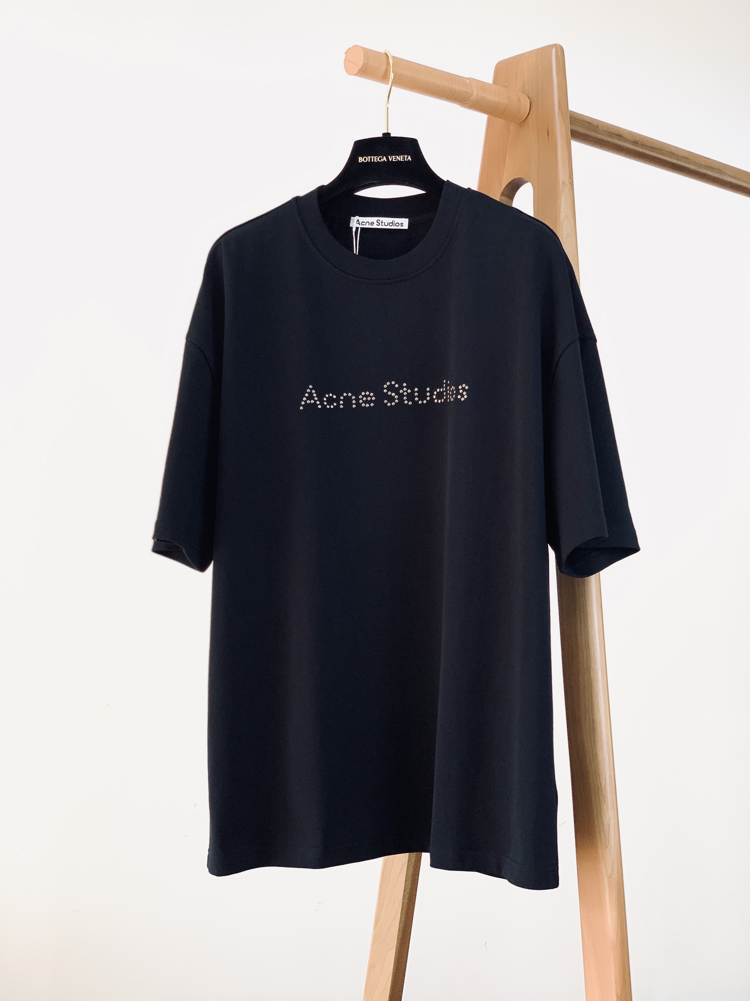 NO:132026,ACNE 2025SS spring and summer new product AC family iconic letter printing minimalist versatile T-shirt, men and women, OV loose-fitting long-wool cotton short-sleeved sleeves. OEM products, styles sold simultaneously on the counter, classic representative products of the AC family this year, super fashionable upper body effect, versatile high-end boutique short-sleeved!  !  It is still the same minimalist style, but the AC family gives people the feeling that it is so fresh and unique. It uses minimalist letter printing embellishments, which are as outstanding as a glance, and achieve a bright effect. It is equipped with a high-end OV style and slightly shoulder-falling design, which interprets the lazy and casual effects required by the high street in a very thorough way. The matching performance is undoubtedly outstanding. Putting the logo in the middle is the best suited for various styles!  !  The texture of high-weight long-length cotton is absolutely heavy in terms of touch. Its delicateness and comfort performance are inevitable, creating an extraordinary wearable enjoyment, and it is also a very good display of specifications. The appearance and craftsmanship are synchronized, making it easy to wear to create fashion and charm!  …………………………………………………………………………………………………… SizeS-XL, acne studios, chanel, T-shirt, tees, t-shirt, alexander wang19860909ACNE 艾克妮 2025SS春夏新品 AC家族标志性字母印花极简百搭T恤,男女同款OV宽松版型长绒棉短袖.代工珍品,同步柜台发售款式,本年度AC家族的经典代表产物,超时尚上身效果,百搭型高端精品短袖！！ 还是一贯的极简风格打造,但是AC家族给人的感觉就是如此的清新别致,采用极简的字母印花点缀,犹如惊鸿一瞥般的出色跟出彩,达到眼前一亮的效果,配置高端的OV版型打造,加上微微落肩的设计,更是将高街所需的慵懒随意效果诠释的极为彻底,搭配性能更是毋庸置疑的出彩,将logo放在中间本来就是最适合各种风格搭配的极品！！ 高克重长绒棉质地,在触感上也是绝对的重磅,其细腻程度与舒适性能也是必然的到位,打造非凡的穿着享受,并且对于规格也是十分之棒的彰显,颜值与工艺感同步到位,轻松的穿搭出时尚与魅力所在！ …………………………………………………… SizeS-XL,,acne studios,chanel,T-shirt,tees，t-shirt,alexander wang,Men's clothing