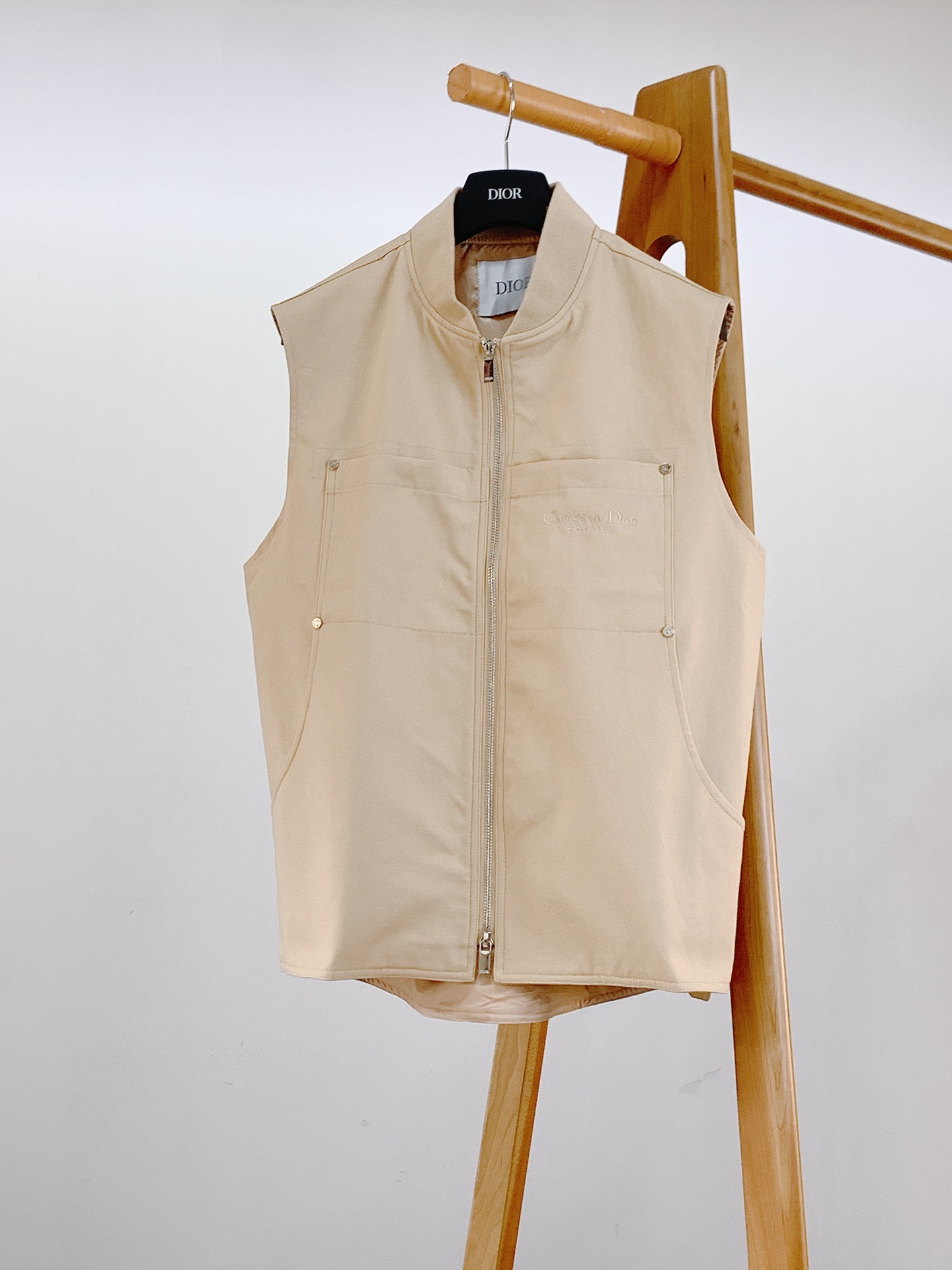 NO:133209,Dior Homme Dior Jieao 2025SS early spring new product CD sleeveless vest Jay Chou’s same stage costume Jay Chou’s concert jersey Metal zipper cuts silence Hidden double pocket functional aesthetics Metal buckle decorative cutting lines Complete and identity switching between metal zipper opening and closing 900T water-resistant high-density fabric Customized zipper craft Customer-supplied fixed thread Jay Chou’s own seal This piece is directly conferred your unlocking aesthetic critical hit ………………………………………………………………………………………………………………………………………………………………………………………………………………………………………………………………………………………………………………………………………………………………………………………………………………………………………………………………………………………………………………………………………………………………………………………………………………………………………………………………………………………………………………………………………………………………………………………………………………………………………………………………………………………………………………………………………………………………………………………………………………………………………19860909Dior Homme 迪奥·桀傲 2025SS早春新品 CD无袖马甲 周董同款舞台神装 周董演唱会战袍 金属拉链划破寂静 暗藏双口袋机能美学 金属扣装饰切割出线条 金属拉链开合间完成与的身份切换 900T防泼水高密面料 刻字定制拉链工艺 客供定织螺纹 周董亲自盖章的 这件直接封神 你的解锁式美学暴击 …………………………………………………… SizeM-XXL,,dior,dior,alexander wang,Men's clothing