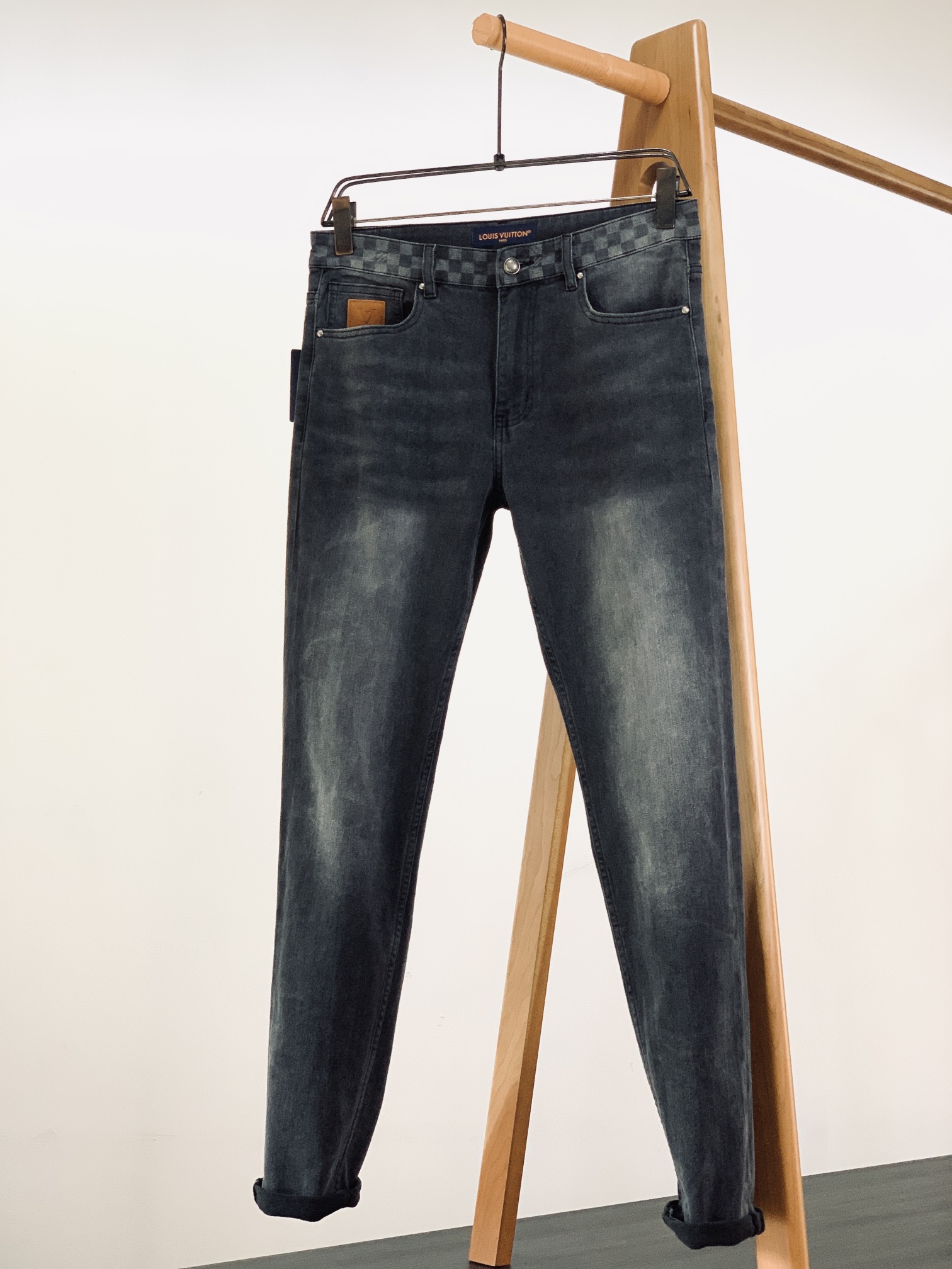 NO:135113,Louis Vuitton 2025SS early spring new product, high-end fashion sense, super soft denim fabric, light gray washing jeans The fabric is very special, super fine imitation cotton yarn blend, super soft and comfortable. It has a casual, casual sense, and also a relaxed and fashionable feeling. The fabric is refreshing, slightly stretchy, super soft wearing time, the whole pants are all traditional hand-wiping technology, natural stone grinding and light fermentation. The style belongs to the combination of small straight feet, and the details are exquisite. ………………………………………………………………………………………………………………………………………………………………………………………………………………………………………………………………………………………………………………………………………………………………………………………………………………………………………………………………………………………………………………………………………………………………………………………………………………………………………………………………………………………………………………………………………………………………………………………………………………………………………………………………………………………………………………………………………………………………………………………………………………………………………………19860909LouisVuitton 路易威登 2025SS早春新品 高级时装感,超柔牛仔面料 , 浅灰色洗水牛仔裤 面料很特殊,超细精仿棉纱混纺,超柔舒适感. 具备牛仔随性感 ,休闲感 , 亦有轻松感 ,时尚感. 布面清爽,微弹力,超柔穿着时间长, 整条裤子全传统手擦工艺,自然石磨轻酵洗水. 版型属于合体小直脚剪裁,细节精致感. …………………………………………………… Size29-38（35.37）,,louis vuitton,louis vuitton,jeans,alexander wang,Men's clothing