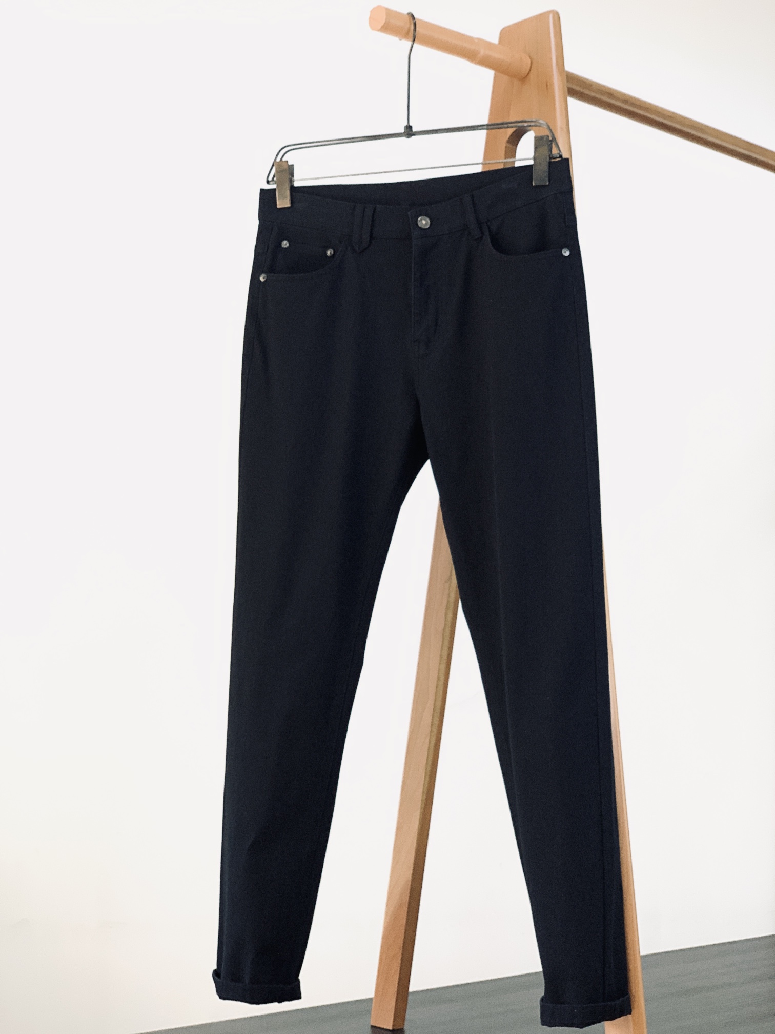 NO:133188,Louis Vuitton 2025SS early spring new product LV latest black jeans. Men's high-end black EcoCosy wood fiber composite knitted four-sided super soft and micro-stretch small straight jeans. VD Business Series produces, which is suitable for low-key dressing and comfortable Clean Fit style. The style is classic and has outstanding texture, and is completely in the daily necessities. The classic five-bag shape, the right small straight trunk, just right to close and place, visually showing straight legs and slender. The fabric is soft, slightly elastic and skin-friendly, with a skeleton and supportive, and the upper body style is straight. 18.5 cotton 46.7 polyester fiber  30 viscose fiber 4.8 spandex, ultra-fine fine spun cotton yarn blend, unique double-sided weaving, one side denim texture, the other side knitted, the cloth surface is firm, soft and skin-skinned, the horizontal slightly elastic, excellent resilience, comfortable to wear and not easy to bulge and deform. EcoCosy is a CFCC/PEFC certified wood source, which feels comfortable and soft, is not stiff after multiple washes, is skin-friendly and safe, and is certified by the EU double standard of China. 30 size waist circumference 80 hip circumference 110 trousers length 103. Other size waist circumference hip circumference is 3.5cm difference per size trousers length 1.3cm difference ………………………………………………………………………………………………………………………………………………………………………………………………………………………………………………………………………………………………………………………………………………………………………………………………………………………………………………………………………………………………………………………………………………………………………………………………………………………………………………………………………………………………………………………………………………………………………………………………………………………………………………  vuitton, jeans,alexander wang19860909LouisVuitton 路易威登 2025SS早春新品 LV 最新黑色牛仔裤 . 男款高级黑 EcoCosy木源纤维复合针织四面超柔软微弹力小直筒牛仔裤.V登商务系列出品,符合低调穿衣,舒适为上的Clean Fit风,款型经典,质感出众,完全处在日常刚需线上的单品.经典五袋造型,正点的小直筒,恰到好处的收放,视觉上显腿直且修长.面料柔软,微弹亲肤,有骨架感且有支撑度,上身型款立显. 18.5棉46.7聚酯纤维 30粘纤4.8氨纶,超细精纺棉纱混纺,独特的双面织法,一面牛仔布肌理,一面纯色的针织,布面紧实,柔软有骨感,横向微弹力,极好的回弹力,穿着舒适且不易鼓包变形.EcoCosy优可丝是CFCC/PEFC认证木源,体感舒适柔软,多次洗涤不僵硬,亲肤安全,经中国欧盟双标标准认证. 30码腰围80 臀围110 裤长103.其他码腰围臀围每码相差3.5cm 裤长每码相差1.3cm …………………………………………………… Size30-38（37）,,christian louboutin,louis vuitton,louis vuitton,louis vuitton,jeans,alexander wang,Men's clothing