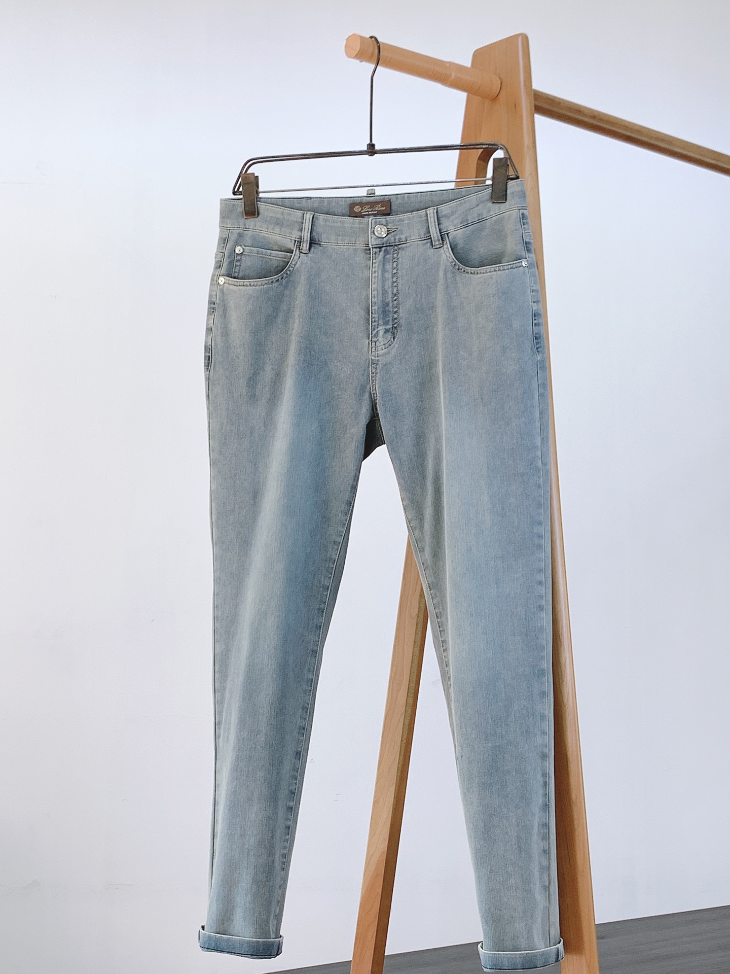 NO:133189,LoroPiana L.P 1970SS spring and summer new product LP latest dark blue embroidered jeans. Men's high-end EcoCosy wood fiber composite knitted four-sided super soft and micro-stretch small straight jeans., Comfortable Clean Fit style, classic style, outstanding texture, completely in the daily necessities. Classic five-bag shape, a straight straight piece, just right to close and place, visually showing straight legs and slender. The fabric is soft, slightly elastic and skin-friendly, with a skeleton and supportive, and the upper body style is straight. 18.5 cotton 46.7 polyester fiber  30 viscose fiber 4.8 spandex, ultra-fine fine spun cotton yarn blend, unique double-sided weaving, comfortable to wear and not easy to bulge and deform. EcoCosy is a CFCC/PEFC certified wood source, comfortable and soft body feel, is not stiff after washing many times, is skin-friendly and safe, and is certified by the EU double standard of China. 30 pants length 102 waist 80 hip circumference 97 31 pants length 102 waist circumference 82.5 hip circumference 99.5 32 pants length 104 waist circumference 85 hip circumference 102 33 pants length 104 waist circumference 87.5 hip circumference 104.534 pants length 104 waist circumference 90 hip circumference 10735 pants length 106 waist circumference 92.5 hip circumference 109.536 pants length 106 waist circumference 95 hip circumference 112 38 pants length 106 waist circumference 117 ………………………………………………………………………………………………………………………………………………………………………………………………………………………………………………………………………………………………………………………………………………………………………………………………………………………………………………………………………………………………………………………………………………  Size30-38 (37), christian louboutin,loro piana,loro piana,jeans,alexander wang19860909LoroPiana L.P 1970SS春夏新品 LP最新深蓝色刺绣 牛仔裤 . 男款高级 EcoCosy木源纤维复合针织四面超柔软微弹力小直筒牛仔裤.,舒适为上的Clean Fit风,款型经典,质感出众,完全处在日常刚需线上的单品.经典五袋造型,正点的小直筒,恰到好处的收放,视觉上显腿直且修长.面料柔软,微弹亲肤,有骨架感且有支撑度,上身型款立显. 18.5棉46.7聚酯纤维 30粘纤4.8氨纶,超细精纺棉纱混纺,独特的双面织法,,,穿着舒适且不易鼓包变形.EcoCosy优可丝是CFCC/PEFC认证木源,体感舒适柔软,多次洗涤不僵硬,亲肤安全,经中国欧盟双标标准认证. 30裤长102腰围80臀围97  31裤长102腰围82.5臀围99.5 32裤长104腰围85臀围102 33裤长104腰围87.5臀围104.534裤长104腰围90臀围10735裤长106腰围92.5臀围109.536裤长106腰围95臀围112 38裤长106腰围臀围117 …………………………………………………… Size30-38（37）,,christian louboutin,loro piana,loro piana,jeans,alexander wang,Men's clothing