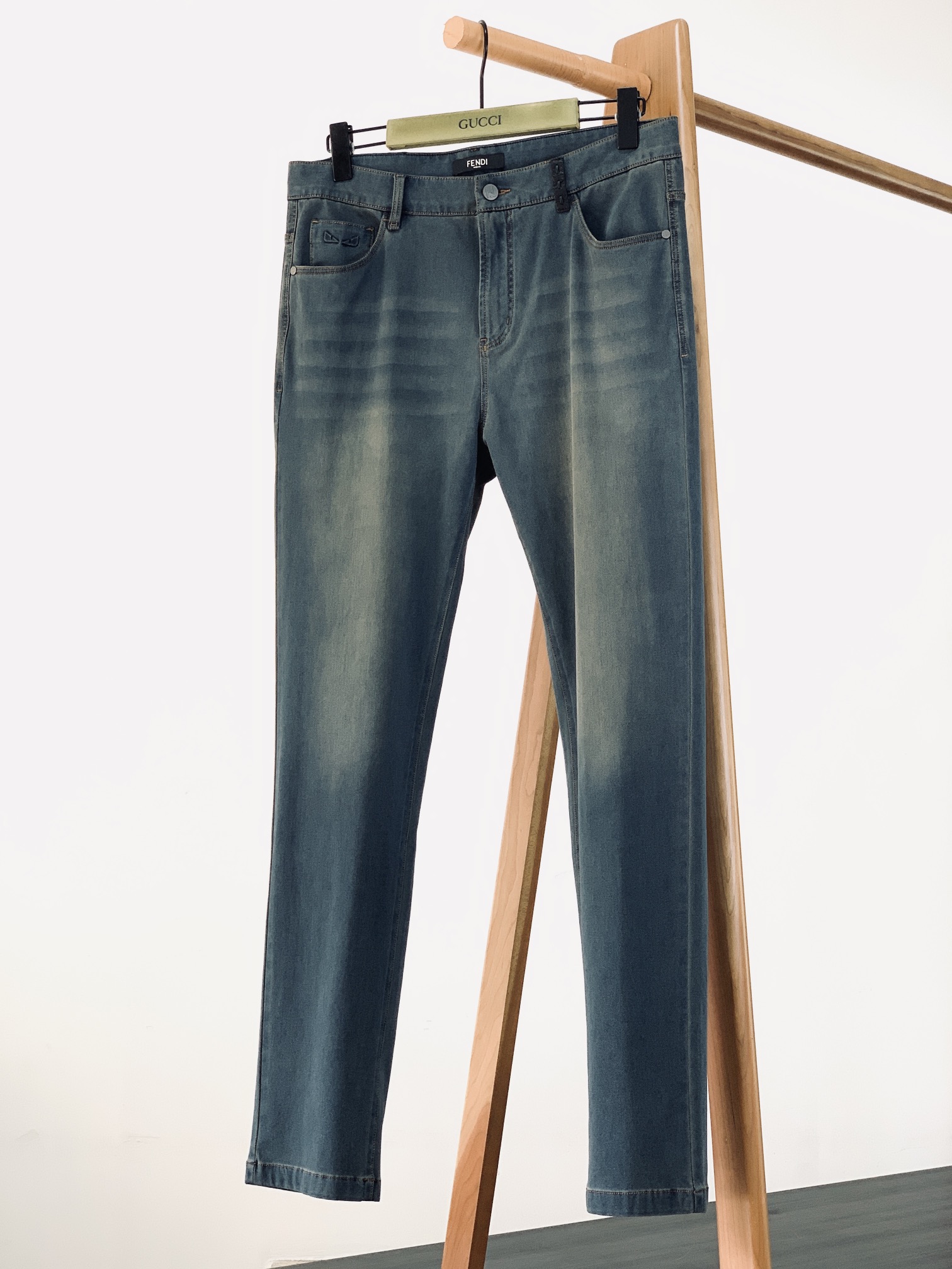 NO:133151,Fendi 2025SS early spring new product is like a denim that is as thin as paper and as comfortable as underwear..... The color is very beautiful. The pinnacle of FF business denim. Ultra-thin and ultra-thin, strong elastic. Blue retro denim is so beautiful. Small leather card leather label. This detail is invincible, Italian order,!  Real tail goods. Spring jeans. Four-sided elastic. Imported Turkey fabric, super elastic, ultra-thin, soft and comfortable, first-class workmanship hardware. I missed it. No more. 30 waist circumference 78-80 hip circumference 106 trousers length 103. Other sizes waist circumference increase of 3.4 cm per size. Trousers length increases of 1.2 cm per size ………………………………………………………………………………………………………………………………………………………………………………………………………………………………………………………………………………………………………………………………………………………………………………………………………………………………………………………………………………………………………………………………………………………………………………………………………………………………………………………………………………………………………………………………………………………………………………………………………………………………………………………………………………………………………………………………………………………………………………………………………………………………………………………………………………………………19860909Fendi 芬迪 2025SS早春新品 如纸张一样薄,如内衣一样舒服的牛仔…..颜色很好看的.FF商务牛仔巅峰之作.超薄超薄 强弹力.蓝复古的牛仔 太好看了. 小皮牌 皮标.这细节无敌了,意大利订单,！真正尾货.春季牛仔裤.四面弹 土耳其进口面料,超强弹力超薄柔软舒适的,做工五金一流 错过不再有. 30腰围78-80 臀围106 裤长103 .其他码腰围臀围每码递增3.4 cm 裤长档长每码递增1.2cm …………………………………………………… Size30-38（37）,,fendi,fendi,jeans,alexander wang,Men's clothing