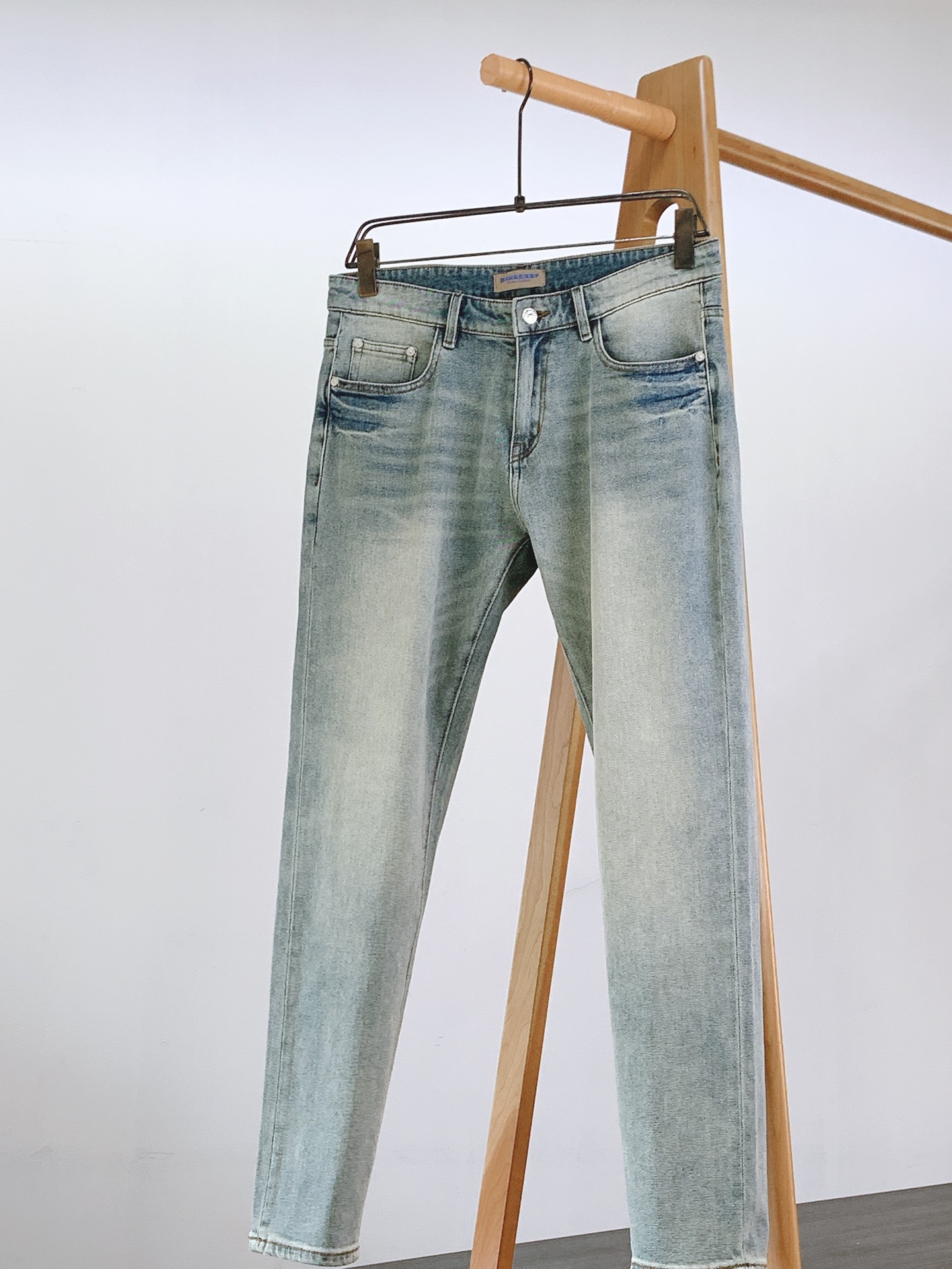 NO:133164,Burberry Burberry 2025SS spring and summer new product Light blue denim wears London mist on her body Three-dimensional straight cut hides the secret of a pear-shaped figure The back bag suede embroidered badge is like the waves of the Thames The windbreaker is the morning mist of Chelsea. Loafers are a walk in Hyde Park. 0.3mm gold thread embroidered with war horse totem. The side seam invisible waistline reshaping proportions. Retro brass rivets hide the year code. The hazy craftsmanship is the confidence of daily life. Select Italian glacier washing cotton. 32° twill weave hazy matte texture. 5 elastic fibers make the squat not stuck. The reason why the classic is classic is that even the folds have a noble angle. ………………………………………………………………………………………………………………………………………………………………………………………………………………………………………………………………………………………………………………………………………………………………………………………………………………………………………………………………………………………………………………………………………………………………………………………………………………………………………………………………………………………………………………………………………………………………………………………………………………………  wang19860909Burberry 巴宝莉 2025SS春夏新品 浅蓝牛仔把伦敦雾霭穿在身上 立体直筒剪裁藏住梨形身材的秘密 后袋麂皮刺绣徽章像泰晤士河的波光 搭风衣是切尔西的晨雾 搭乐福鞋是海德公园的漫步 0.3mm金线绣出战马图腾 侧缝隐形收腰线重塑比例 复古黄铜铆钉暗藏年份密码 把高定工艺穿成日常的底气 甄选意大利冰川水洗棉 32°斜纹织出朦胧雾面肌理 5弹性纤维让深蹲不卡裆 经典之所以经典,连褶皱都有贵族角度 …………………………………………………… Size29-38,,burberry,burberry,loafers,chamois leather,alexander wang,Men's clothing