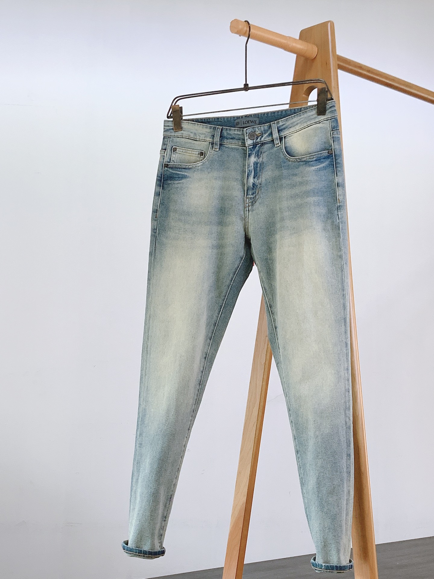 NO:133191,Loewe 2025SS early spring new product The light blue jeans that were chased and asked for the link were found!  LOE Home Artist's co-branded model has its own atmosphere. Washed and polished white and old like kissed by the sun. Washed blue jeans give French slack feeling. Three-dimensional cut hides the small flesh on the legs. Embossed embroidered dark lines are too heart-pounding. Butt cut makes the flat figure also have peach arcs. The details of the precious brand really kneel and pays for the knee three-dimensional cut naturally supports the folds. The back waist double-car line lifts the hips without getting stuck. The hidden side pocket phone does not fall off. Adjustable waist loops deal with the hot pot bureau. Minimalism is made of high intelligence. Exclusive LWG certified environmentally friendly cotton. A 12-pin tread close-up process for 12-pin per inch. After 32 washes, it still maintains the touch of the baby's muscles. The breathable denim is a sustainable fashion. …………………………………………………………………………………………………………………………………………………………………………………………………………………………………………………………………………………………………………………………………………………………………………………………………………………………………………………………………………………………………………………………………………………………………………………………………………………………………………………………………………………………………………………………………………………………19860909Loewe 罗意威 2025SS早春新品 被追着问链接的浅蓝牛仔裤找到了！ LOE家 艺术家联名款自带氛围感 水洗磨白做旧像被阳光吻过 水洗蓝牛仔裤穿出法式松弛感 立体剪裁藏住腿部小肉肉 浮雕刺绣暗纹细节太戳心 臀部剪裁让扁平身材也有蜜桃弧线 贵牌细节控真的会跪着买单 膝盖立体剪裁自然撑起褶皱 后腰双车线提臀不卡裆 隐藏式侧袋手机不掉落 可调节腰袢应对火锅局 把极简主义穿出高智感 独家LWG认证环保棉 每英寸12针的密拷边工艺 经过32道水洗仍保持婴儿肌触感 会呼吸的丹宁才是可持续时尚 …………………………………………………… Siez29-38,,loewe,loewe,jeans,alexander wang,Men's clothing