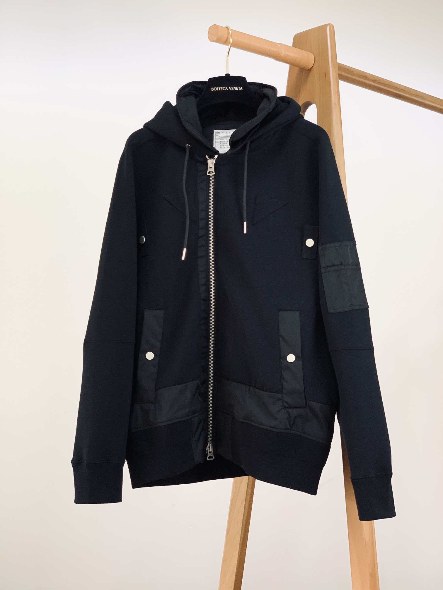 NO:133194,Sacai knitted spliced ​​woven hooded zipper sweatshirt coat!  Customized super soft air-layer fabric, with SUPIMA cotton yarn texture!  Soft, lightweight, warm, refreshing on the cloth, no wrinkles or deformation!  It has thickness to keep warm, solves the problem of wearing and washing deformation of conventional sweatshirts. Deconstructive splicing, the process is very complicated and cumbersome than many basic down jackets on the market!  The details are also finely crafted. The hem is irregularly spliced, and the style design is very unique. The original version has a very high restoration. Oversize version: 1 shoulder width 45 bust 116 sleeve length 62 clothes length 67. 2 shoulder width 46 bust 120 sleeve length 63 clothes length 69. 3 shoulder width 47 bust 124 sleeve length 64 clothes length 71.4 shoulder width 48 bust 128 sleeve length 65 clothes length 73. ……………………………………………………………………………………………………………………………………………………………………………………………………………………………………………………………………………………………………………………………………………………………………………………………………………………………………………………………………………………………………………………………………………………………………………………………………………………………………………………………………………………………………………………………………………………………………………………………………………………………………………………………………………………………………………………………………………………………………………………………………………………………19860909Sacai 针织拼接梭织连帽拉链卫衣外套！ 定制超柔空气层面料,采用SUPIMA棉纱质感赞！柔软,轻便,保暖,布面清爽,不起褶皱不变形！有厚度保暖,解决常规卫衣穿着和洗涤变形问题 解构主义拼接,工艺很复杂繁琐比市面很多基本款羽绒服工艺都复杂！细节也是精工细作 下摆不规则拼接,版型设计风格非常独特 原版还原度极高 oversize版型 1肩宽45胸围116袖长62衣长67.  2码肩宽46胸围120袖长63衣长69. 3码肩宽47胸围124袖长64衣长71.4码肩宽48胸围128袖长65衣长73.  …………………………………………………… Size1-4码,,versace,hoodie,sweatshirts,jackets & coats,down jacket,hats,alexander wang,Men's clothing