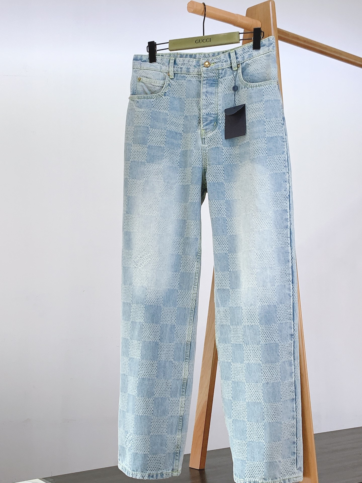 NO:133170,Louis Vuitton chessboard straight jeans straight-fit, fixed-woven chessboard jacquard tannin fabric, classic plaid pattern fusion 3D jacquard technology to weave three-dimensional patterns on the fabric through a loom. Sand-washed, whitened and old tannin fabric presents the effect of whitening and old. The threshold button refers to the new pearl button opening and closing design, and the rear is decorated with the new Damier label, custom sewing on the opposite side, and a complete set of new accessories. 30-size trousers are 110 Waist 80 Hips 99 32-size trousers 111 Waist 84 Hips 103 34-size trousers 112 Waist 88 Hip 107 36-size trousers 113 Waist 92 Hip 111 ………………………………………………………………………………………………………………………………………………………………………………………………………………………………………………………………………………………………………………………………………………………………………………………………………………………………………………………………………………………………………………………………………………………………………………………………………………………………………………………………………………………………………………………………………………………  Size30.32.34.36,,louis vuitton,louis vuitton,jeans,alexander wang19860909LouisVuitton 路易威登 棋盘格直筒牛仔裤 直筒版型,定织棋盘格提花丹宁面料,经典的格子图案融合3D提花两种技术相结合,通过织机在面料上织出立体花纹的工艺.砂洗泛白做旧丹宁面料,呈现出泛白和做旧的效果.门槛纽扣引用新款珍珠纽扣开合设计,后部点缀当季新Damier 标签,对位对花定制缝纫,全套新款辅料配备齐全. 30码裤长110 腰围80 臀围99 32码裤长111 腰围84 臀围103 34码裤长112 腰围88 臀围107 36码裤长113 腰围92 臀围111 …………………………………………………… Size30.32.34.36,,louis vuitton,louis vuitton,jeans,alexander wang,Men's clothing