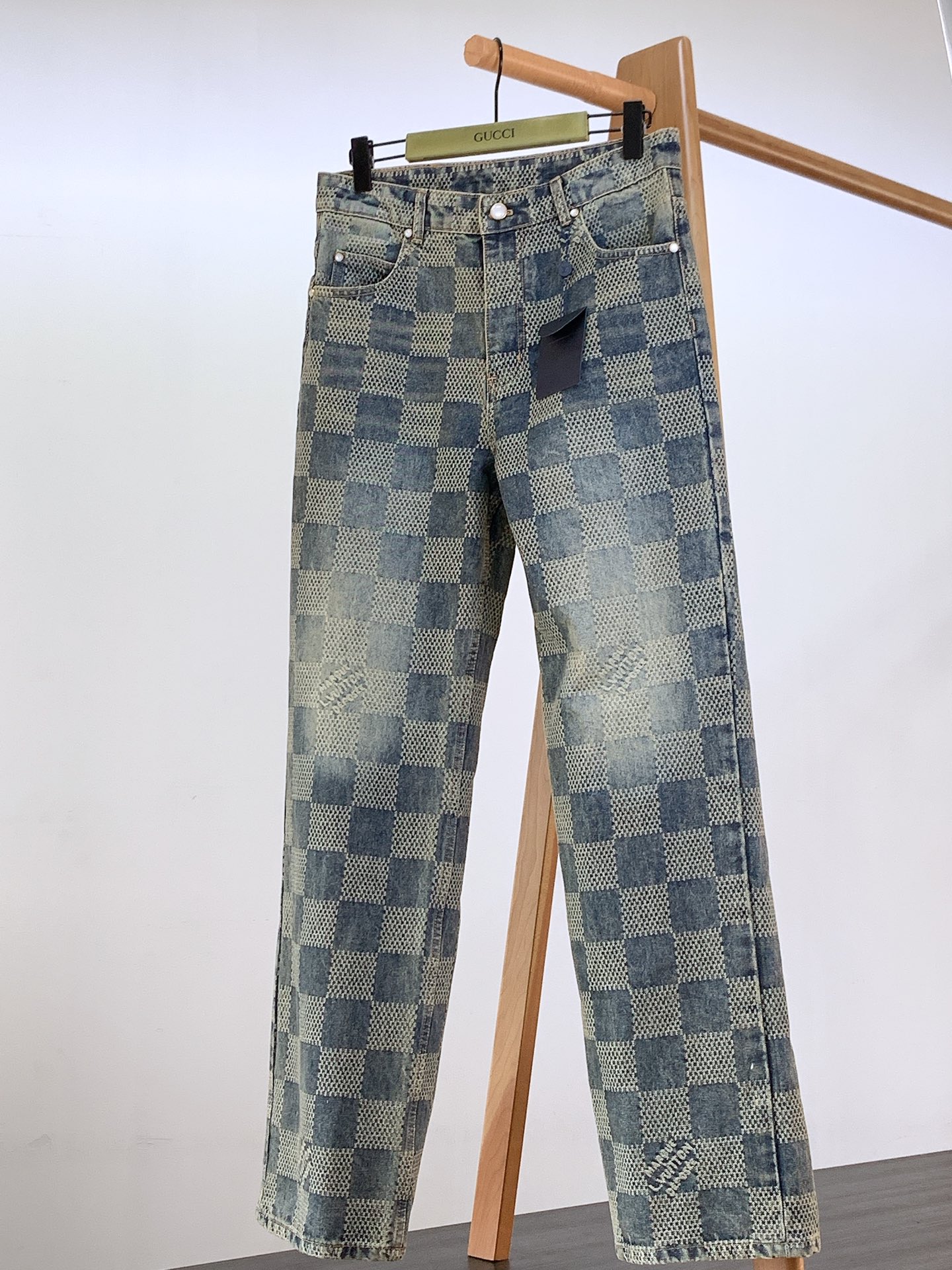 NO:135111,Louis Vuitton Checkerboard Nostalgic Denim Trousers. This classic denim jacket features the iconic 3D Damier with textured jacquard and 