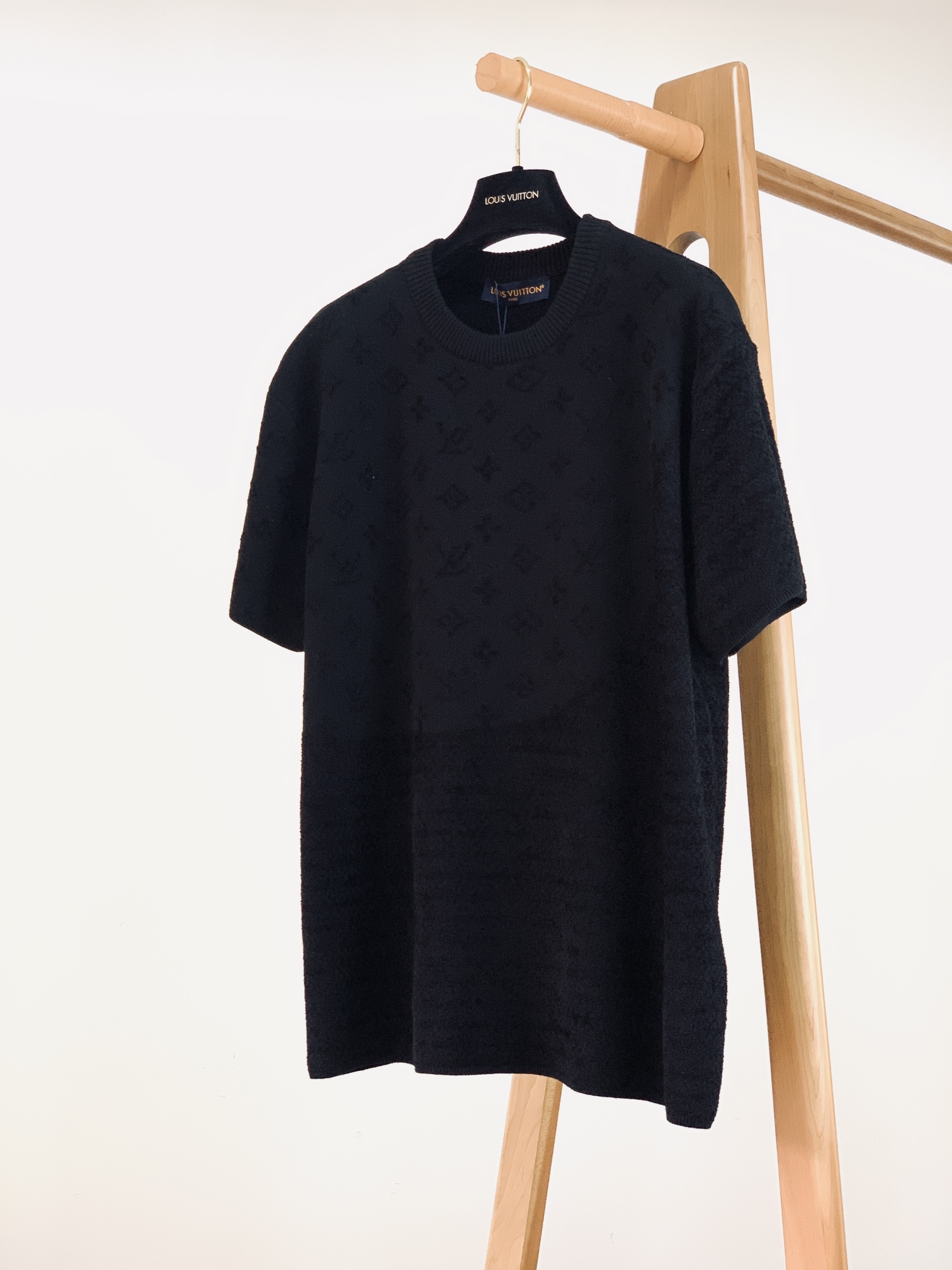 NO:133178,Louis Vuitton, spliced ​​jacquard wool short sleeves, the yarn is made of 66 viscose fiber 34 nylon blend, the upper body is comfortable and does not irritate the skin. YB custom template, computer scanned machine, the effect is perfect. The fabric needs to be washed with high temperature, first fixed the logo shape, and then the secondary washing water is required. The two patterns of the clothes body are spliced, with a full design sense, the same style for men and women. S-size clothes length 70 bust 110 shoulder width 46 M-size clothes length 72 bust 116 shoulder width 48 L-size clothes length 74 bust 122 shoulder width 50 XL-size clothes length 76 bust 128 shoulder width 52 ……………………………………………………………………………………………………………………………………………………………………………………………………………………………………………………………………………………………………………………………………………………………………………………………………………………………………………………………………………………………………………………………………………………………………………………………………………………………………………………………………………………………………………………………………………………………………………………………………………………………………………19860909LouisVuitton 路易威登 拼接提花毛织短袖 纱线采用66黏胶纤维34锦纶混纺而成,上身舒适,不刺激肌肤.YB定制模版,电脑扫描过机,出来的效果完美 面料需做高温洗水先固定logo形状后需做二次洗水 衣身两种花纹面料拼接,设计感十足,男女同款 S码衣长70 胸围110 肩宽46 M码衣长72 胸围116 肩宽48 L码衣长74 胸围122 肩宽50 XL码衣长76 胸围128 肩宽52 …………………………………………………… SizeS-XL,,louis vuitton,louis vuitton,T-shirt,alexander wang,Men's clothing